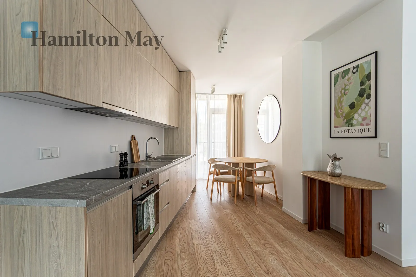Street: Krochmalna Region: Wola Subregion: Czyste Distance to centre: 1.85 km Level: 3 Price: 6000 PLN Bedrooms: 1 Bathrooms: 1 Size: 58m2 - slider