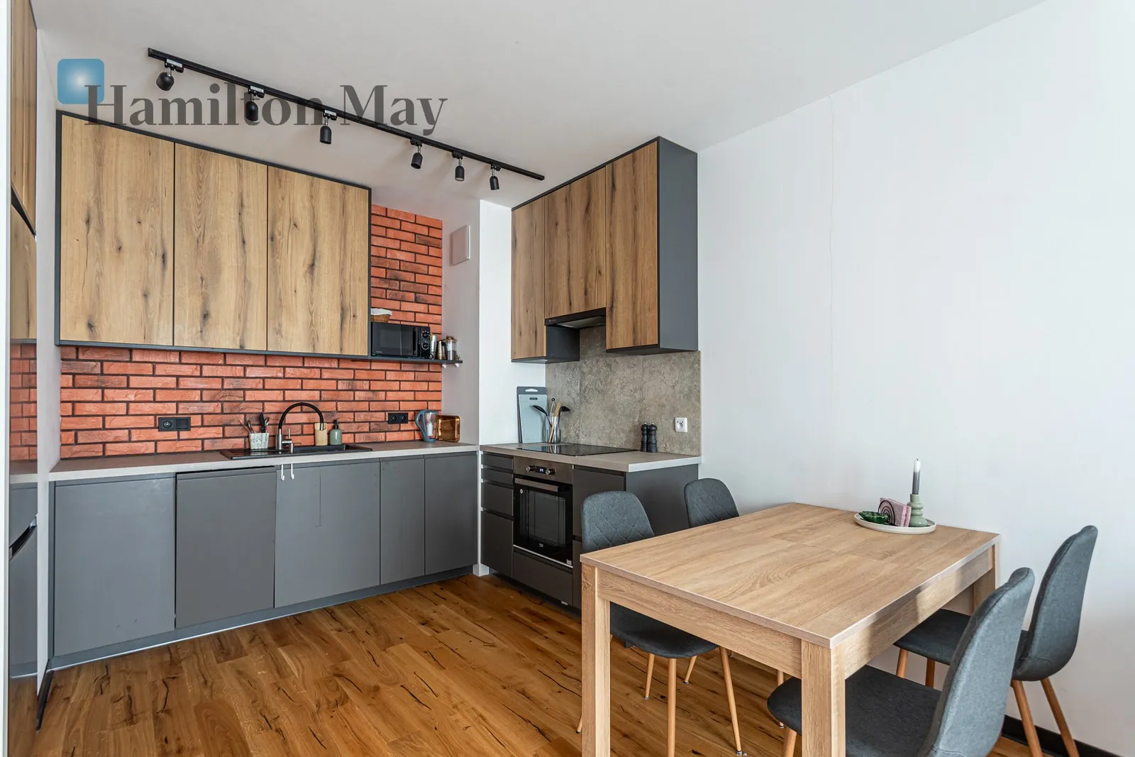 A one-bedroom apartment with a balcony, in perfect condition - slider