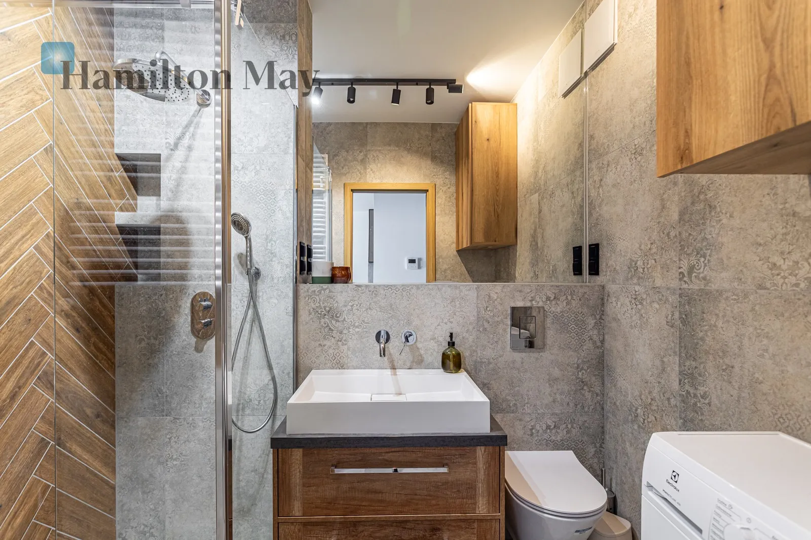 A one-bedroom apartment with a balcony, in perfect condition - slider
