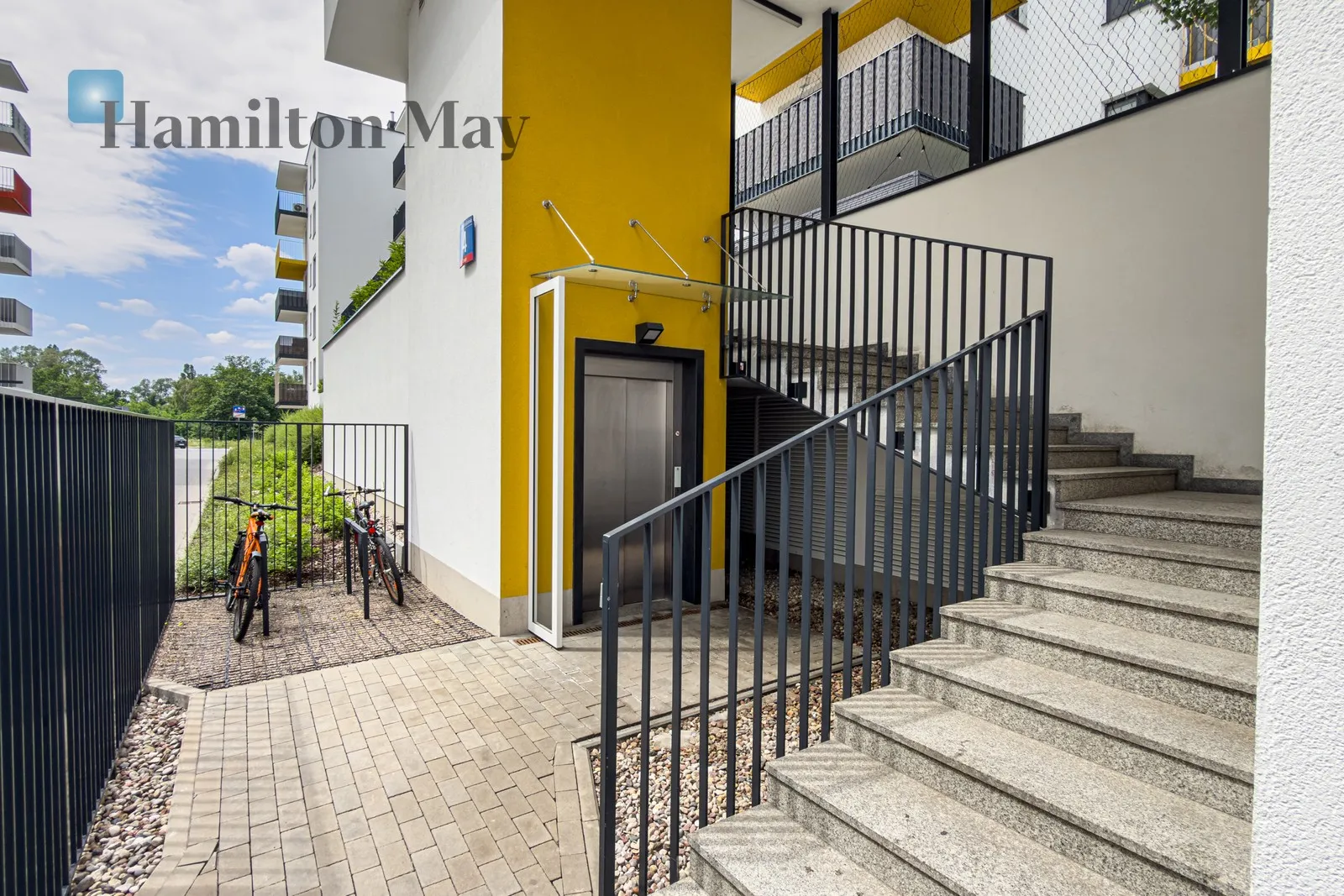 A one-bedroom apartment with a balcony, in perfect condition - slider