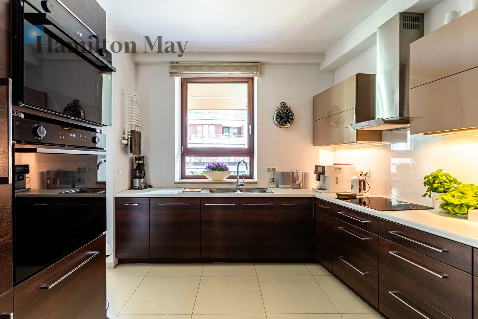 Street: Leszczyńska Region: Śródmieście Subregion: Powiśle Distance to centre: 1.63 km Level: 1 Price: 13900 PLN Bedrooms: 2 Bathrooms: 1 - slider