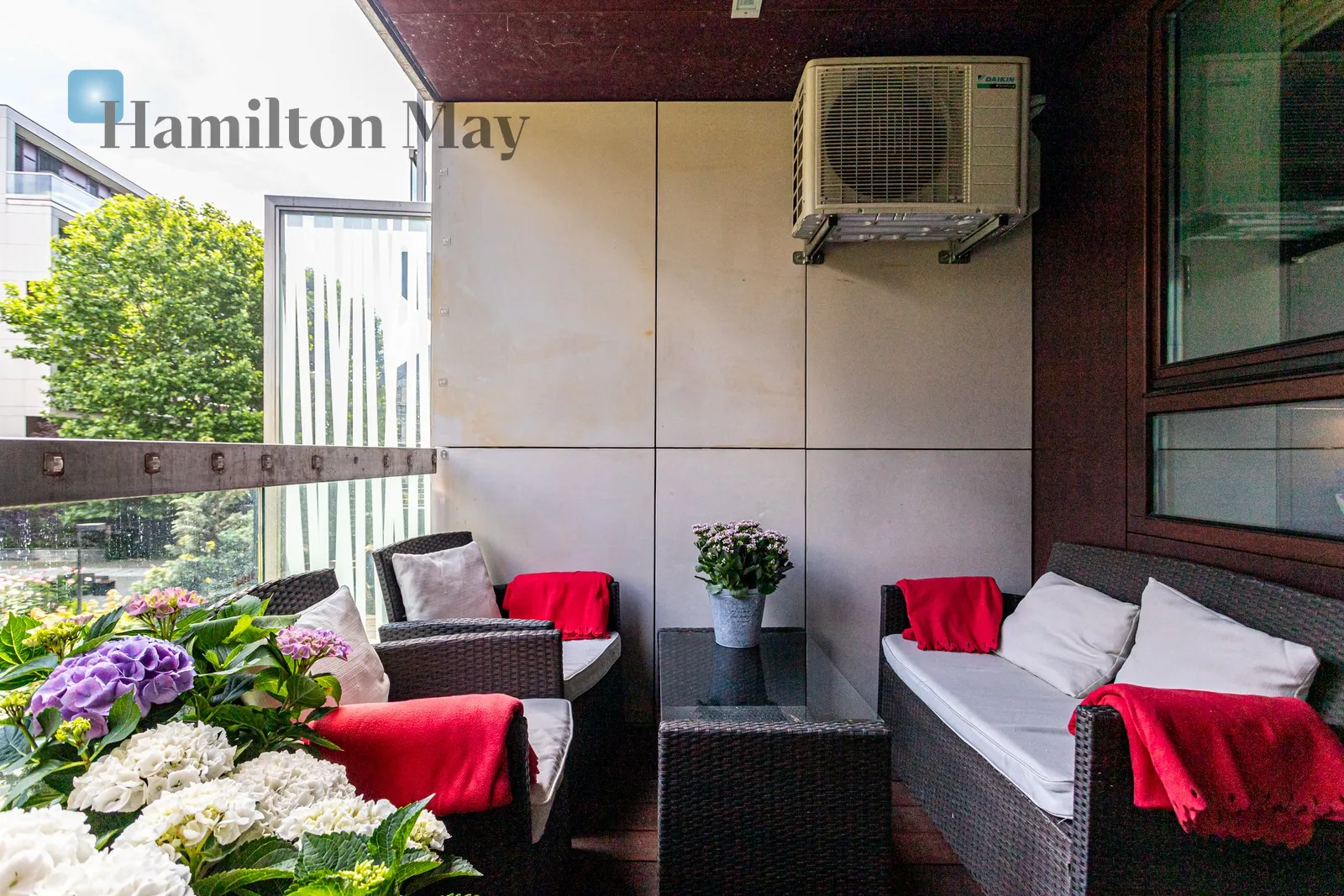 Region: Śródmieście Subregion: Powiśle Distance to centre: 1.63 km Level: 1 Price: 13900 PLN Bedrooms: 2 Bathrooms: 1 Size: 90m2 - slider
