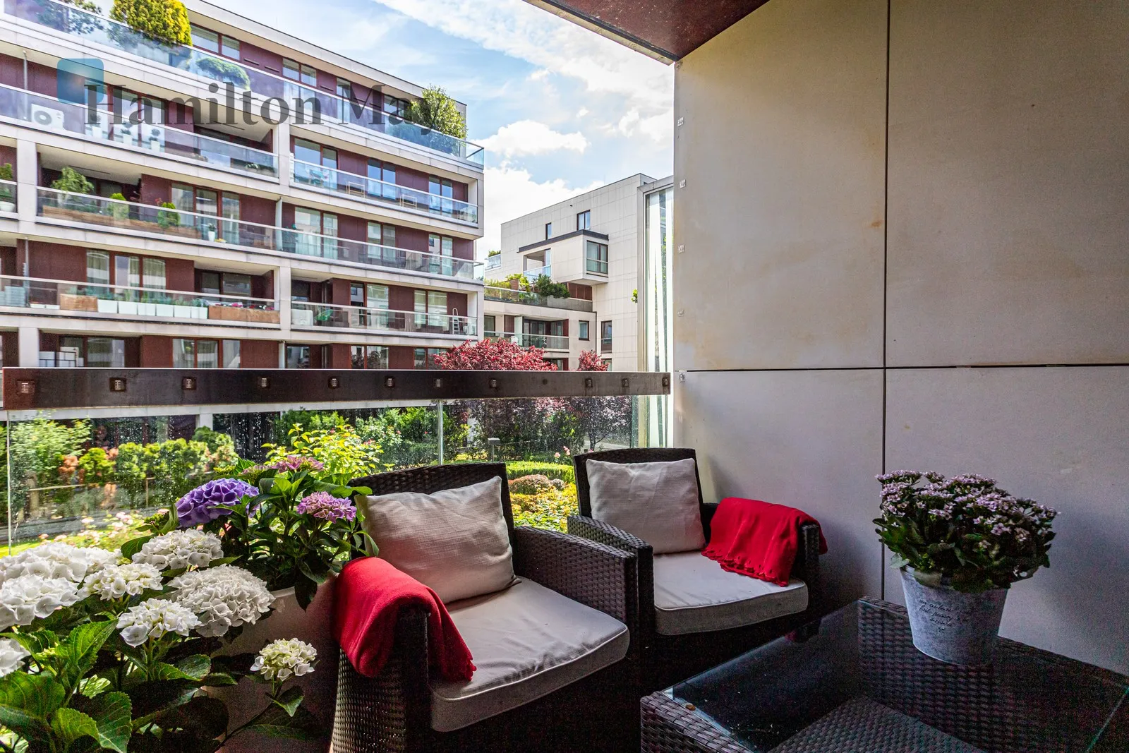 Subregion: Powiśle Distance to centre: 1.63 km Level: 1 Price: 13900 PLN Bedrooms: 2 Bathrooms: 1 Size: 90m2 Price/m2: 154 PLN - slider