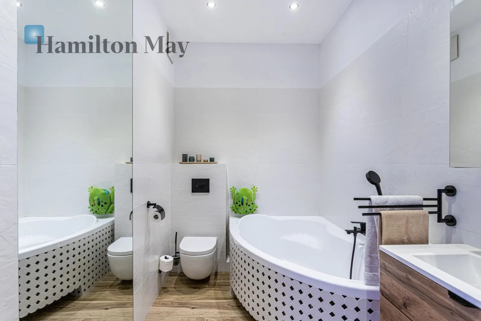 Distance to centre: 1.63 km Level: 1 Price: 13900 PLN Bedrooms: 2 Bathrooms: 1 Size: 90m2 - slider