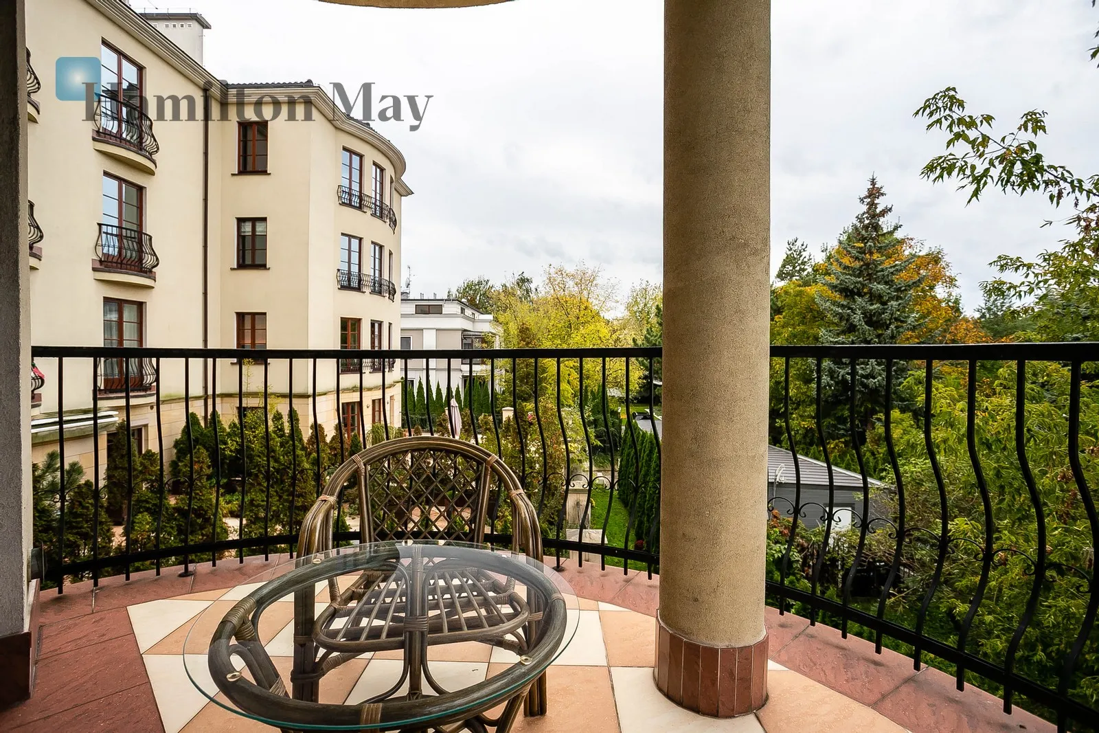 Level: 1 Price: 8100 PLN Bedrooms: 2 Bathrooms: 2 Size: 124m2 Price/m2: 65 PLN - slider