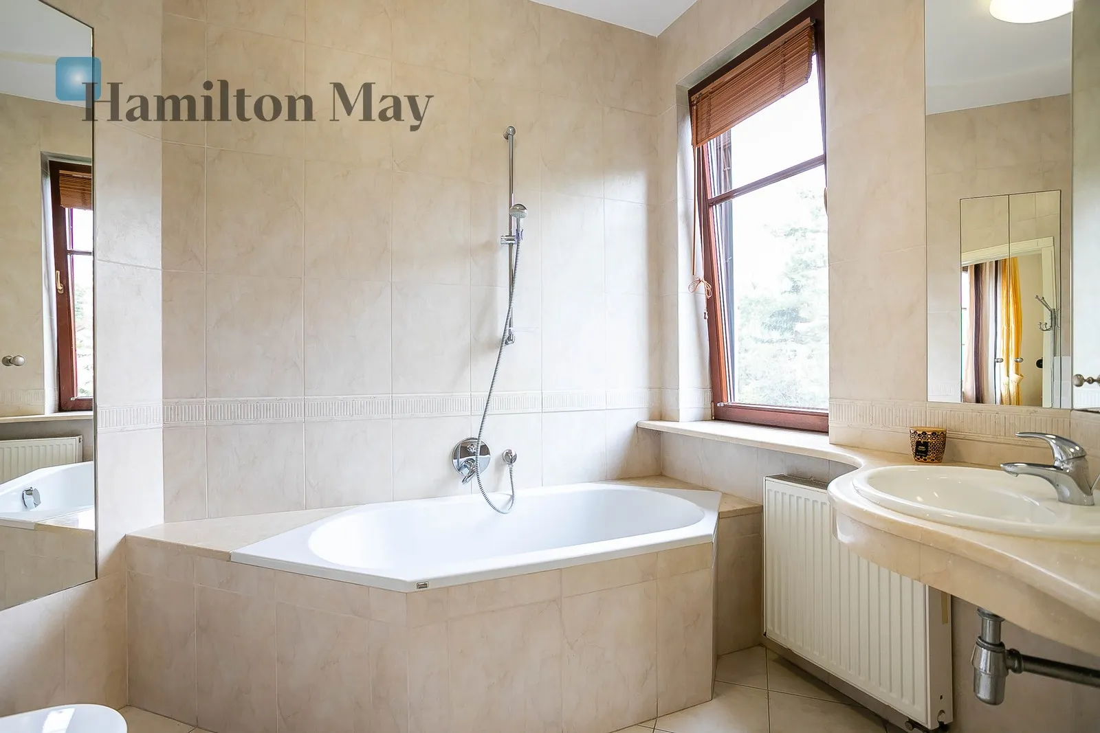 Distance to centre: 5.26 km Level: 1 Price: 8100 PLN Bedrooms: 2 Bathrooms: 2 Size: 124m2 Price/m2: 65 PLN - slider