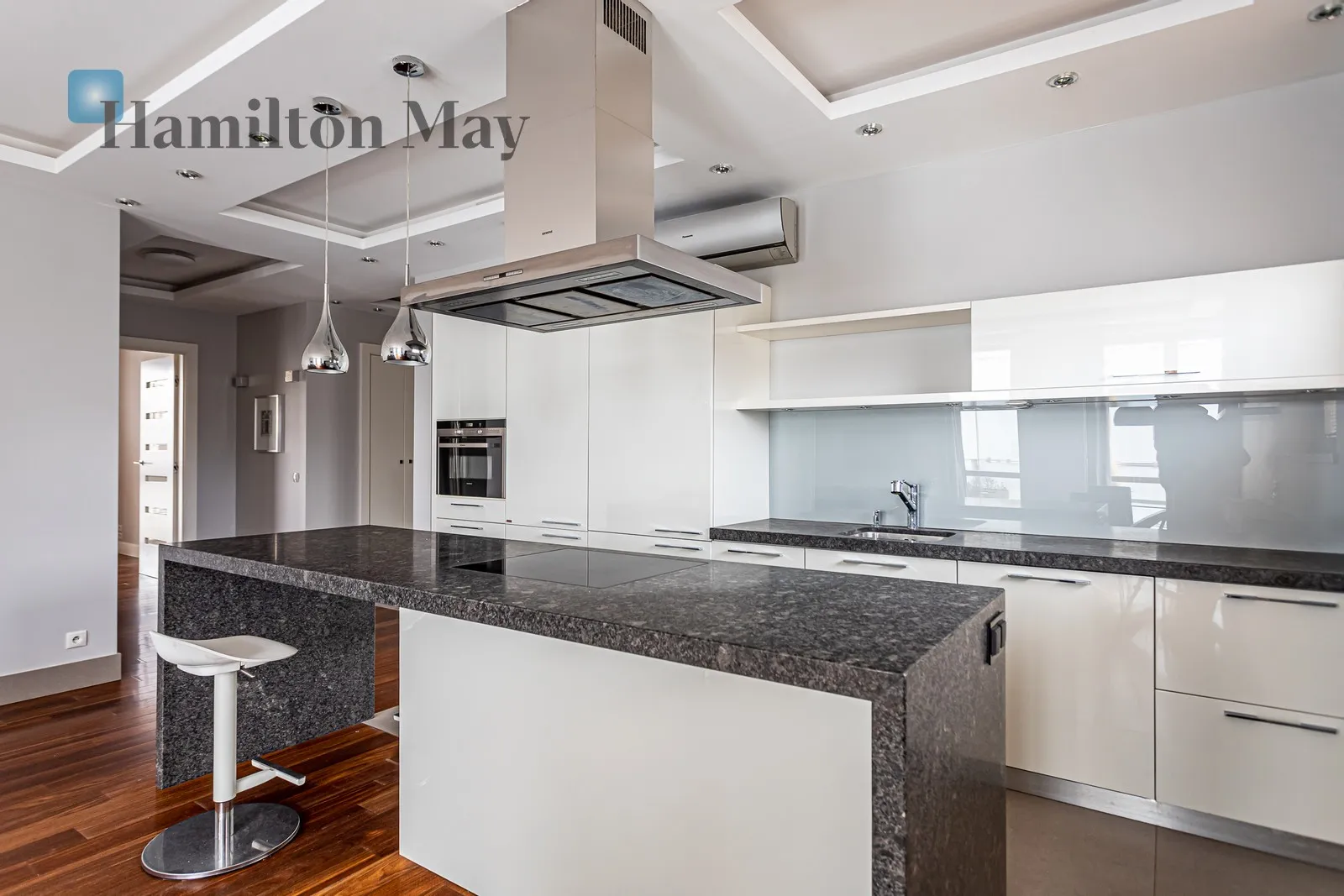 Street: Ludwika Narbutta Region: Mokotów Subregion: Stary Mokotów Distance to centre: 2.95 km Level: 4 Price: 13000 PLN Bedrooms: 2 Bathrooms: 2 Size: 92m2 - slider