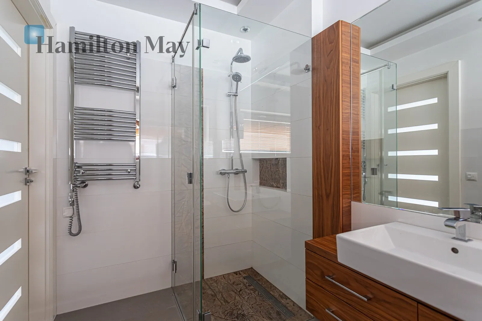 Distance to centre: 2.95 km Level: 4 Price: 13000 PLN Bedrooms: 2 Bathrooms: 2 Size: 92m2 Price/m2: 141 PLN - slider