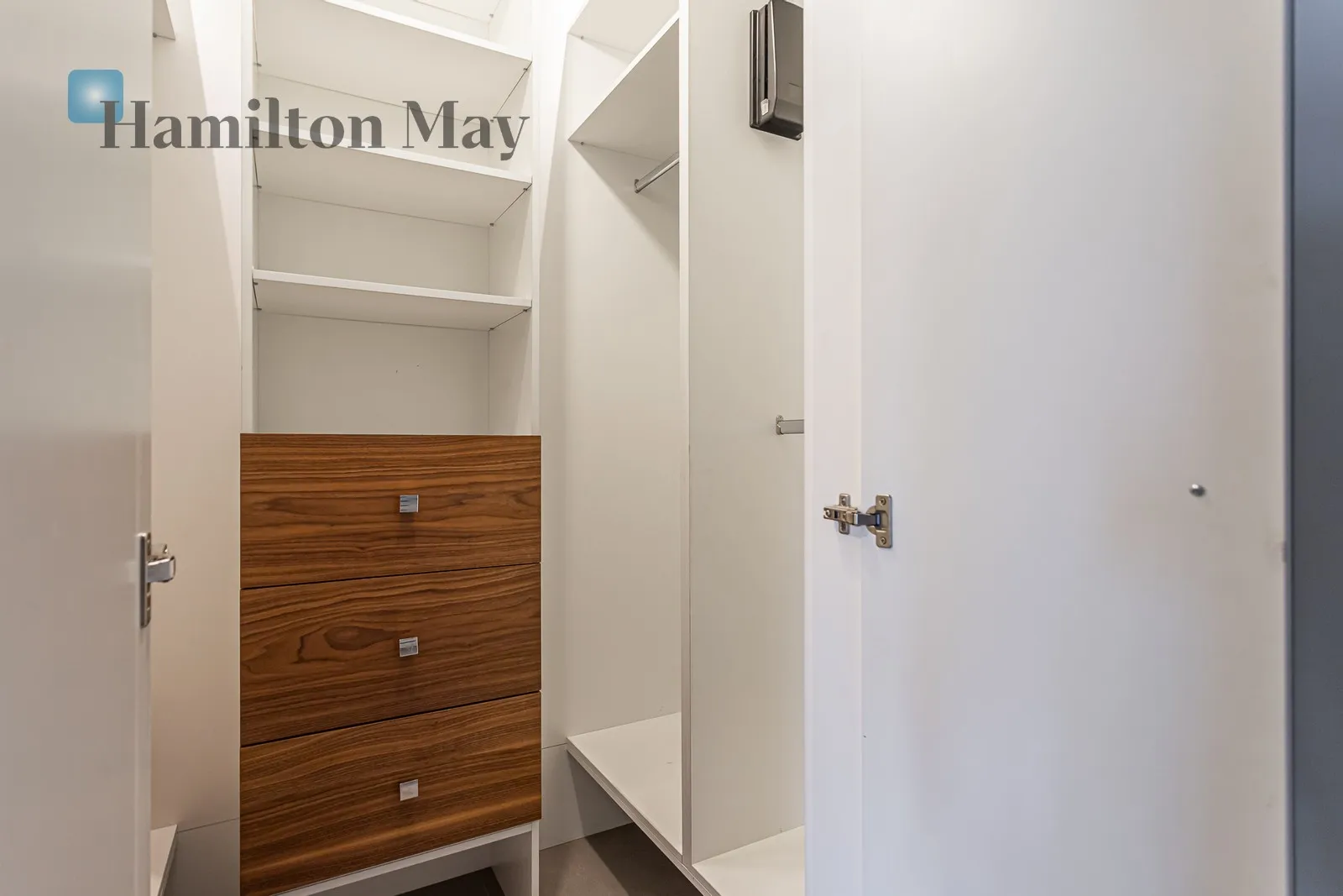 Distance to centre: 2.95 km Level: 4 Price: 13000 PLN Bedrooms: 2 Bathrooms: 2 Size: 92m2 - slider