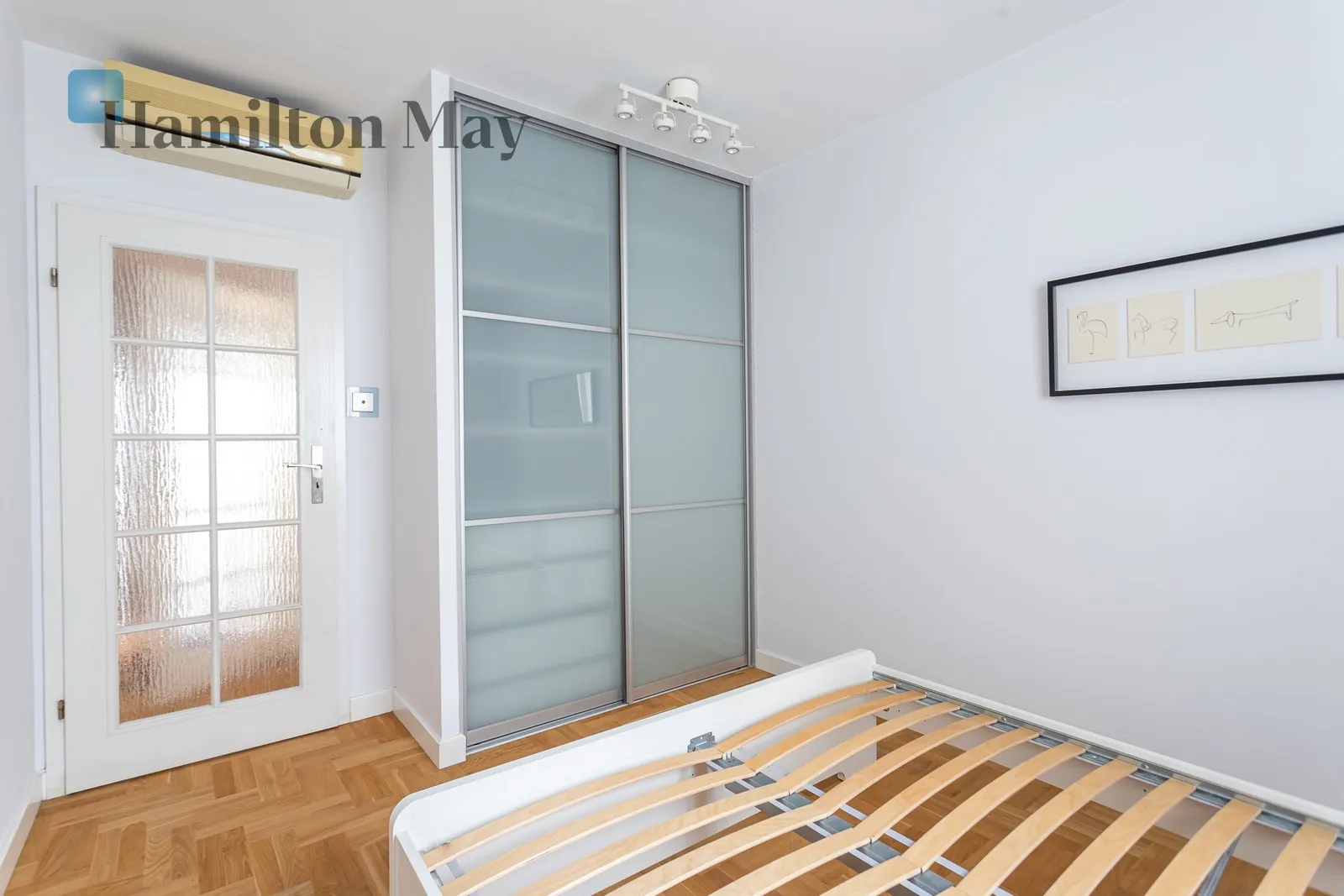 Subregion: Muranów Distance to centre: 3.28 km Level: 4 Price: 7200 PLN Bedrooms: 2 Bathrooms: 2 Size: 89m2 - slider