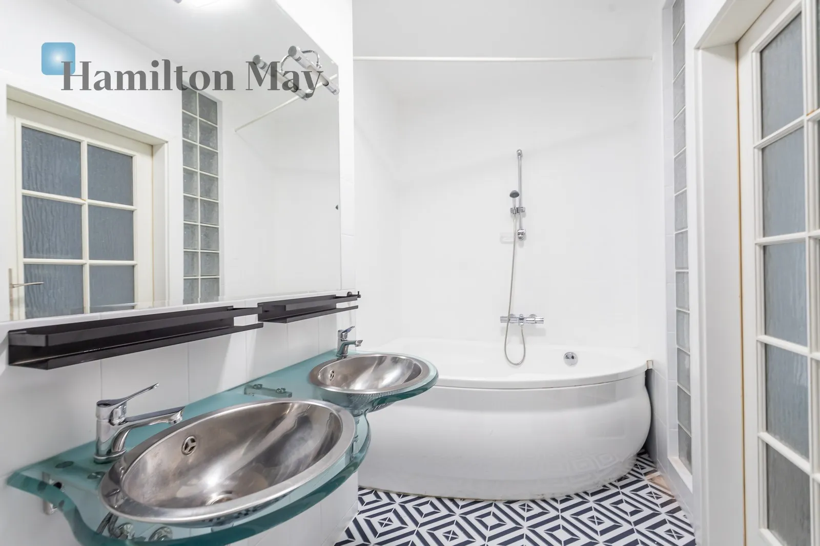 Distance to centre: 3.28 km Level: 4 Price: 7200 PLN Bedrooms: 2 Bathrooms: 2 Size: 89m2 Price/m2: 81 PLN - slider