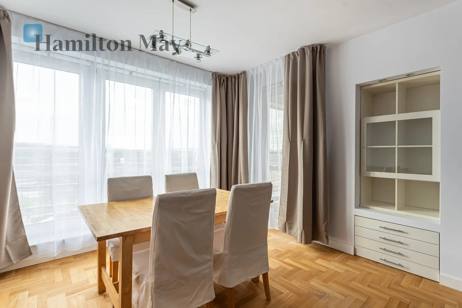 Street: aleja Jana Pawła II Region: Śródmieście Subregion: Muranów Distance to centre: 3.28 km Level: 4 Price: 7200 PLN Bedrooms: 2 Bathrooms: 2 Size: 89m2 - slider