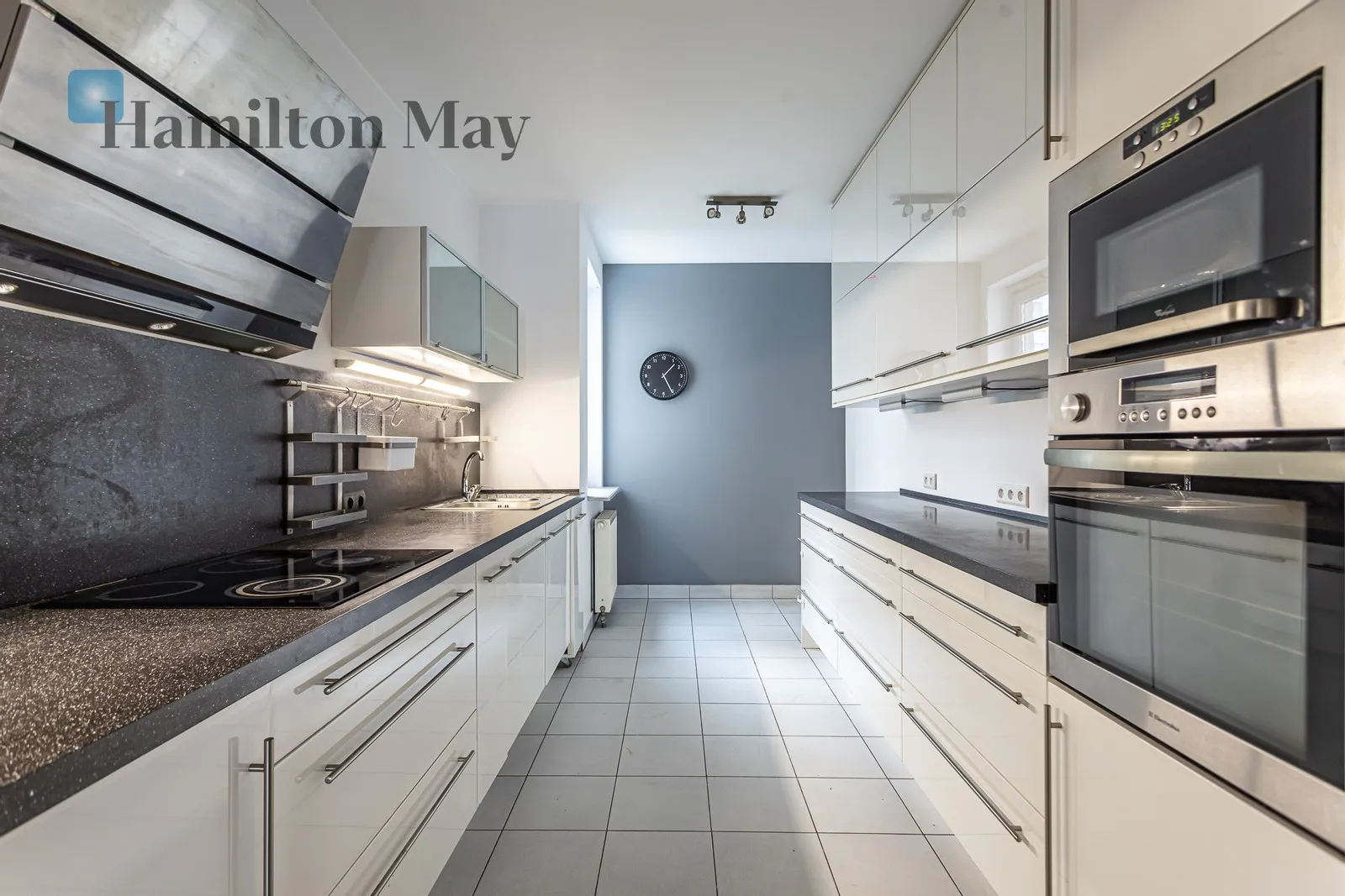 City: Warszawa Street: aleja Jana Pawła II Region: Śródmieście Subregion: Muranów Distance to centre: 3.28 km Level: 4 Price: 7200 PLN Bedrooms: 2 - slider