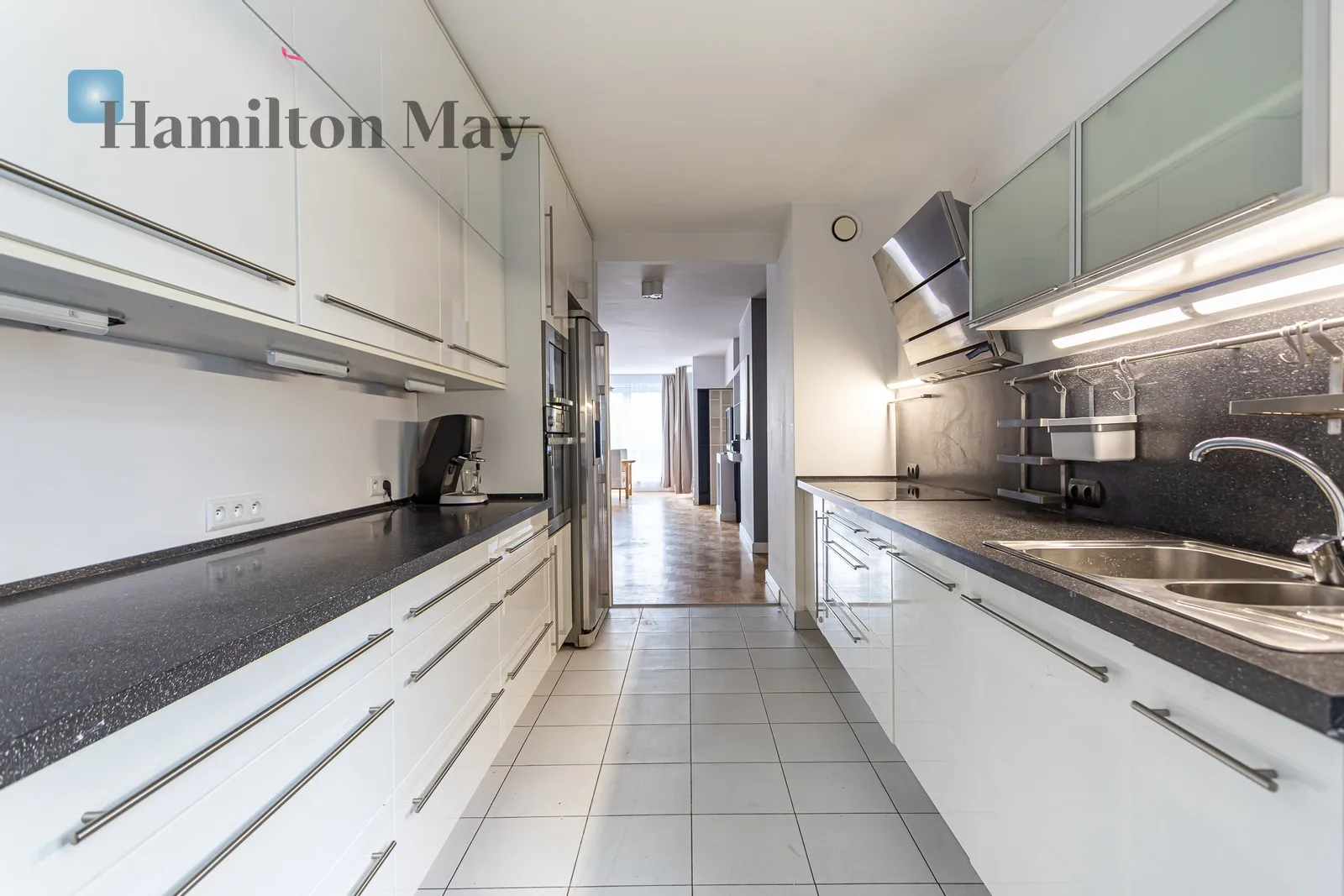 Street: aleja Jana Pawła II Region: Śródmieście Subregion: Muranów Distance to centre: 3.28 km Level: 4 Price: 7200 PLN Bedrooms: 2 Bathrooms: 2 - slider