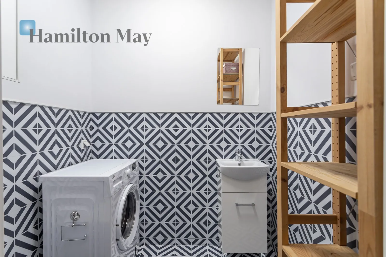 Subregion: Muranów Distance to centre: 3.28 km Level: 4 Price: 7200 PLN Bedrooms: 2 Bathrooms: 2 - slider