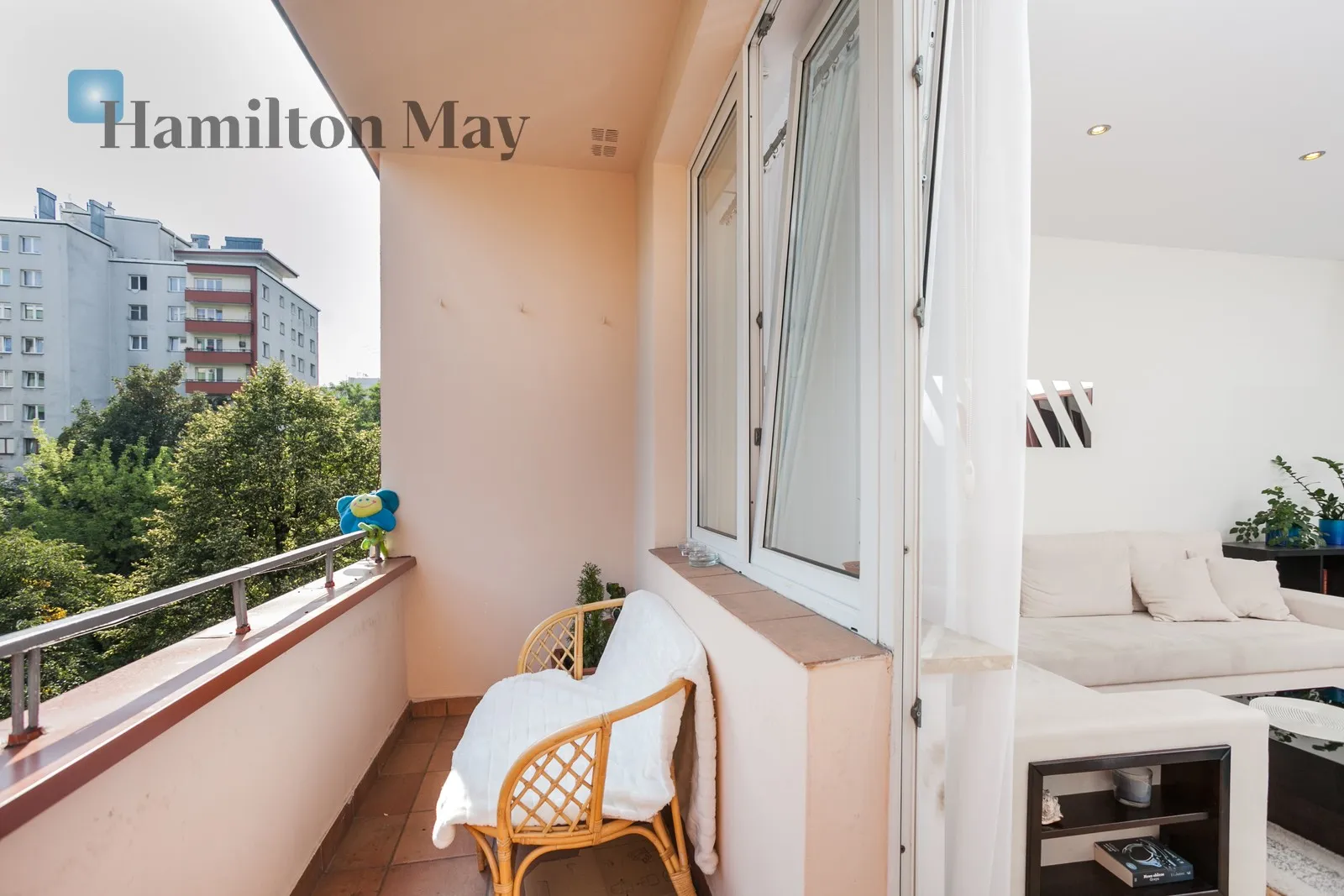 Distance to centre: 2 km Level: 4 Price: 3000 PLN Bedrooms: 1 Bathrooms: 1 Size: 49m2 - slider