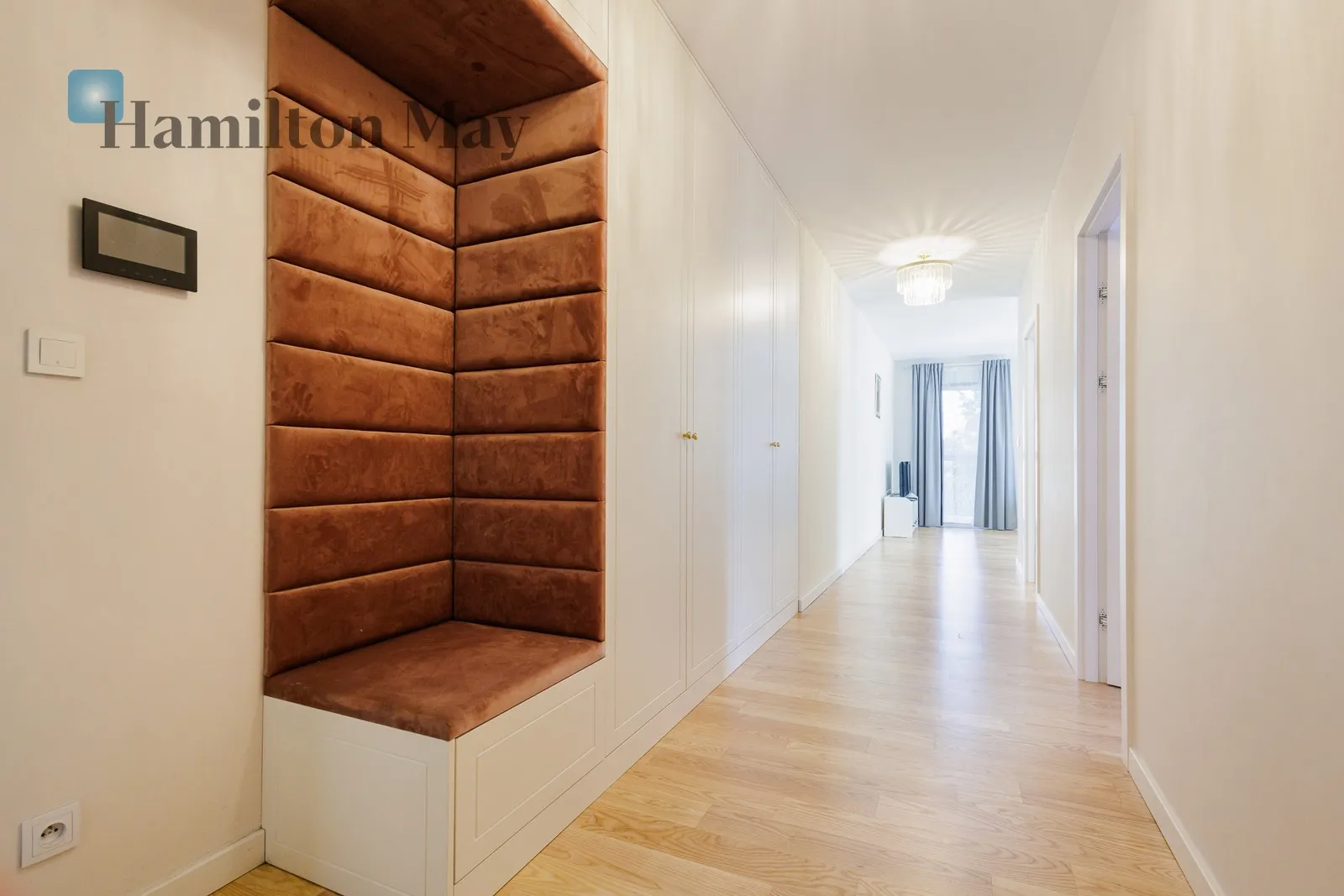 Street: Grochowska Region: Praga-Południe Subregion: Grochów Distance to centre: 5.18 km Level: 3 Price: 5200 PLN Bedrooms: 2 - slider
