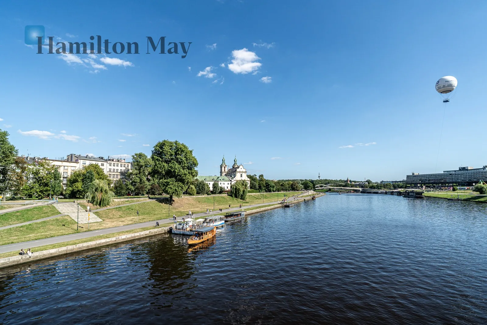 Atmospheric 3-room apartment in a tenement building in the city center with a view of the Vistula River | St. Stanisława Street - slider