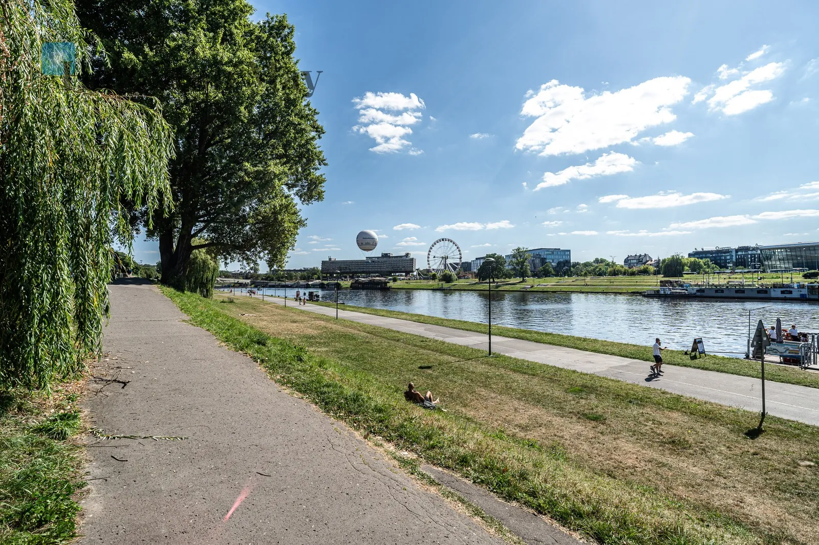 Atmospheric 3-room apartment in a tenement building in the city center with a view of the Vistula River | St. Stanisława Street - slider