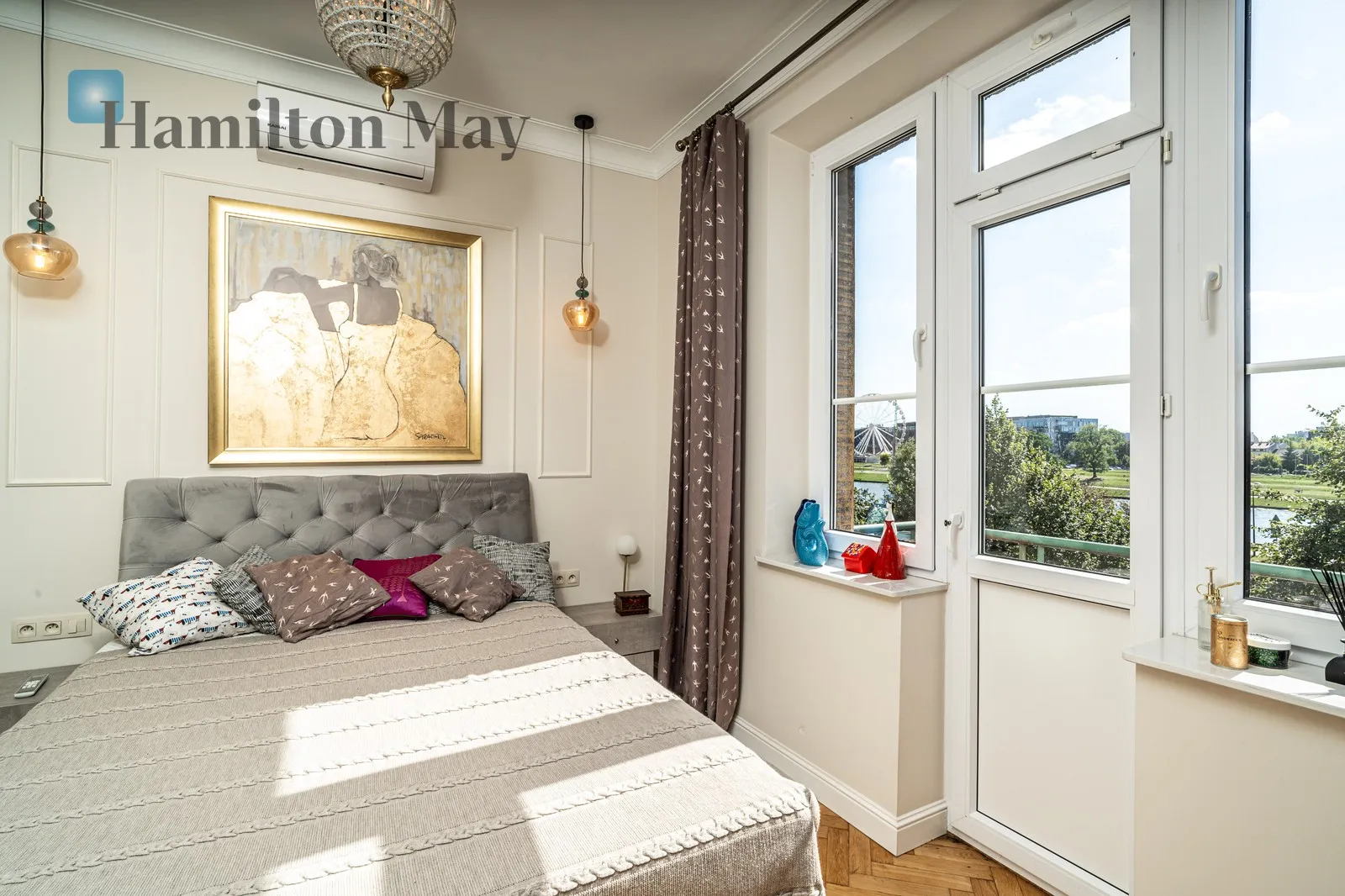 Atmospheric 3-room apartment in a tenement building in the city center with a view of the Vistula River | St. Stanisława Street - slider