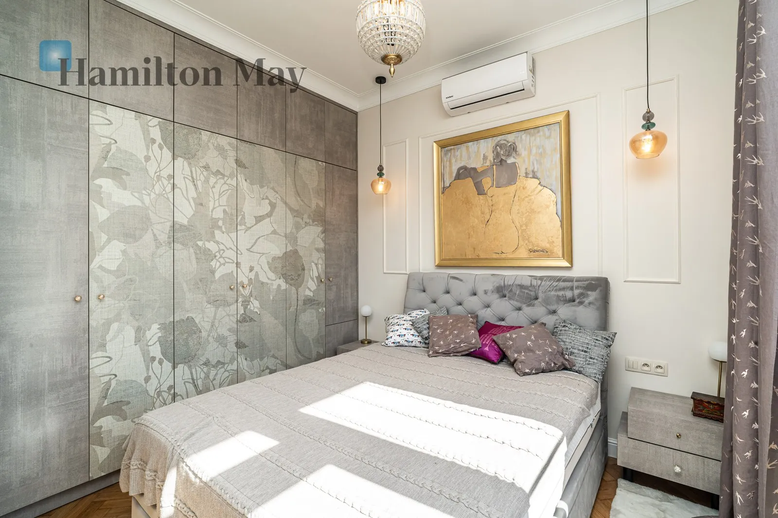 Atmospheric 3-room apartment in a tenement building in the city center with a view of the Vistula River | St. Stanisława Street - slider