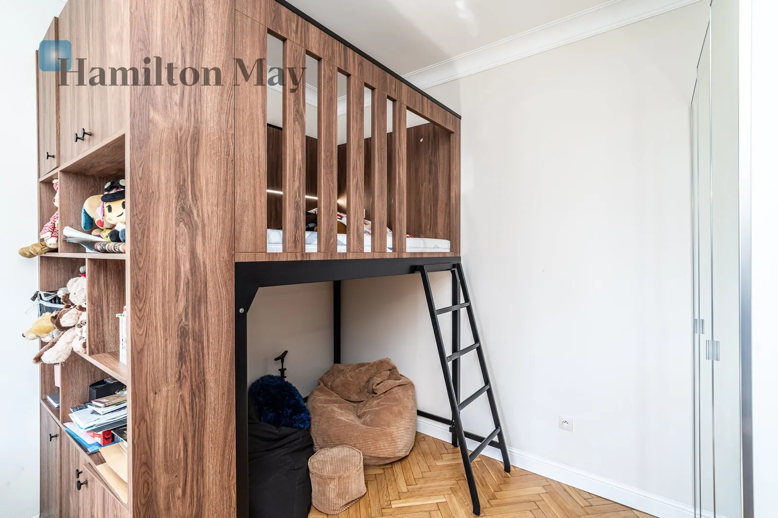 Atmospheric 3-room apartment in a tenement building in the city center with a view of the Vistula River | St. Stanisława Street - slider