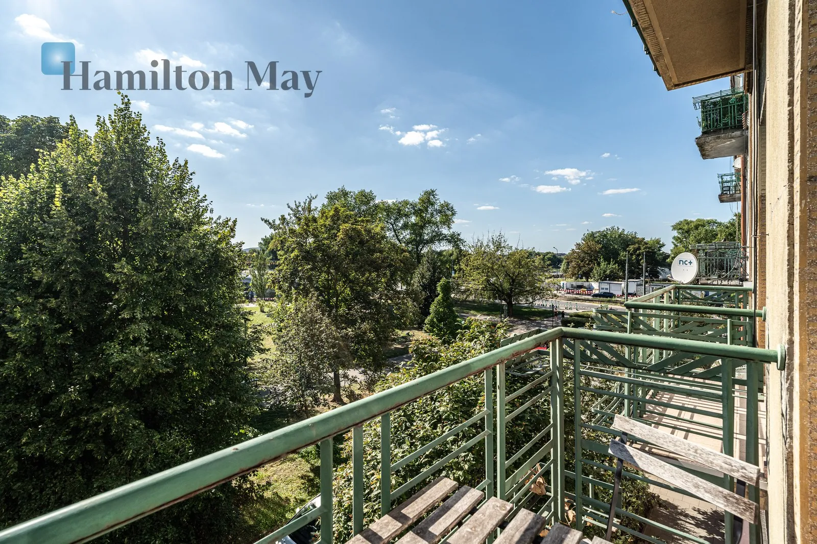Atmospheric 3-room apartment in a tenement building in the city center with a view of the Vistula River | St. Stanisława Street - slider