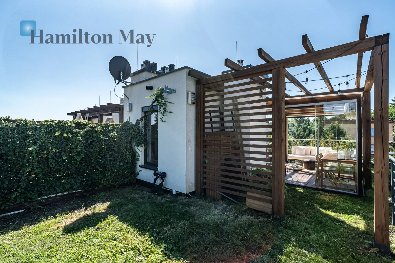 Distance to centre: 5.51 km Level: 1 Price: 1500000 PLN Bedrooms: 3 - slider
