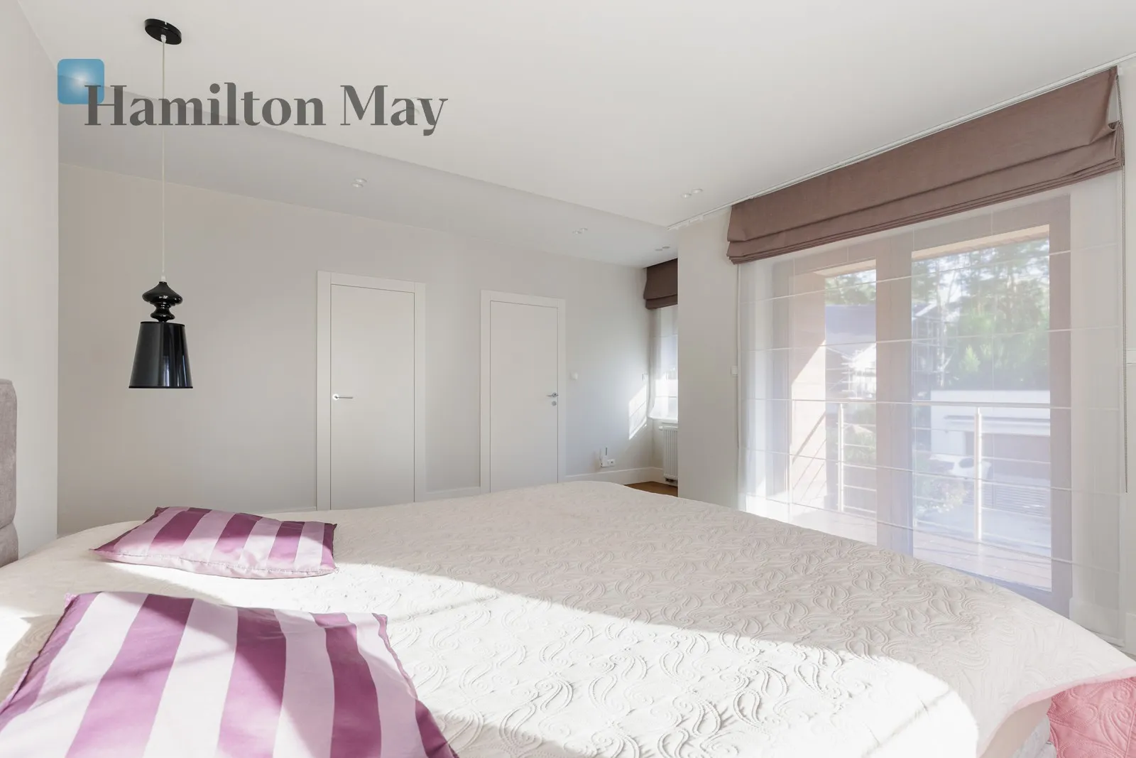 Street: Zielona Region: Struga Level: -9 Price: 4900000 PLN Bedrooms: 4 - slider