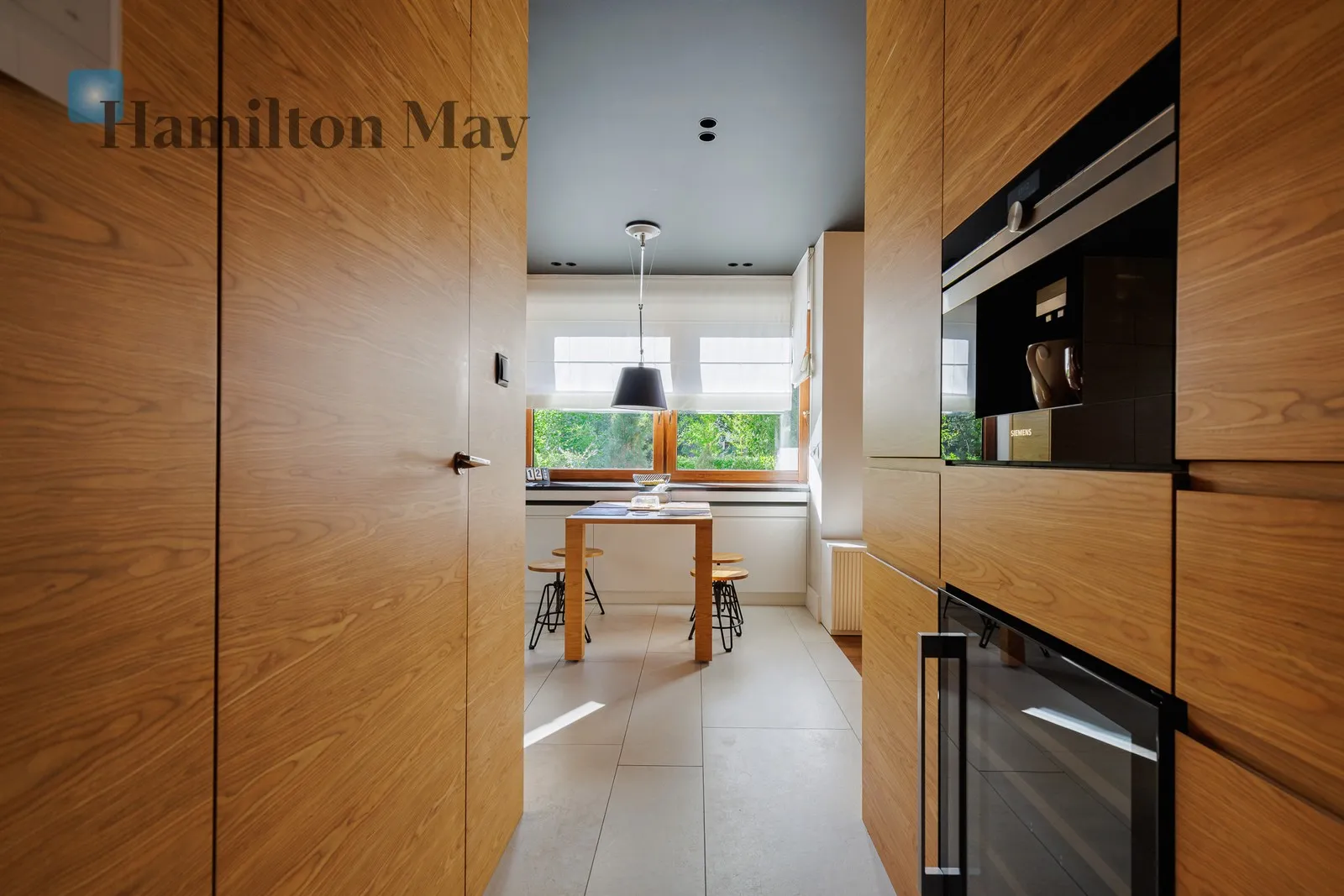Level: -9 Price: 4900000 PLN Bedrooms: 4 Bathrooms: 3 Plot size: 2500m2 Price/m2: 15961 PLN - slider