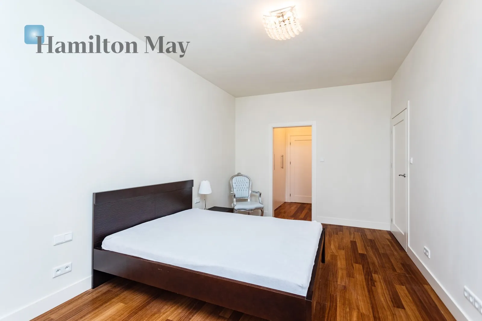 Region: Grzybowska 4, Warszawa Distance to centre: 1.09 km Level: 4 Price: 14500 PLN Bedrooms: 3 Bathrooms: 3 Size: 140m2 - slider
