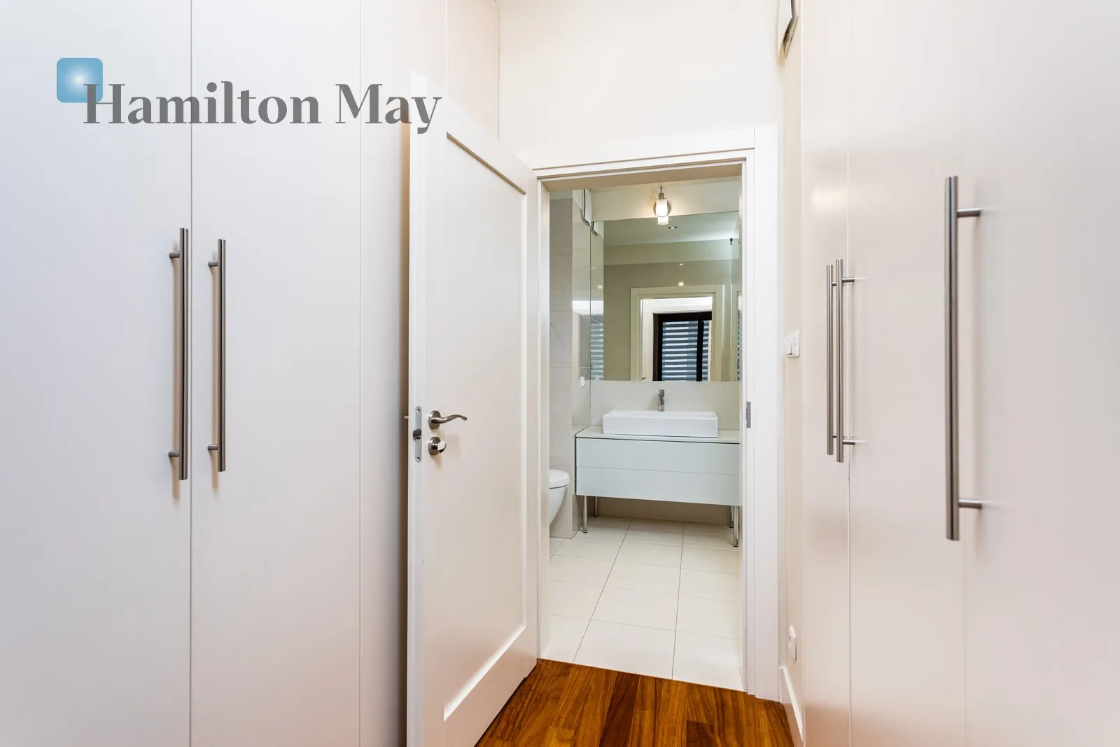 Distance to centre: 1.09 km Level: 4 Price: 14500 PLN Bedrooms: 3 Bathrooms: 3 Size: 140m2 - slider