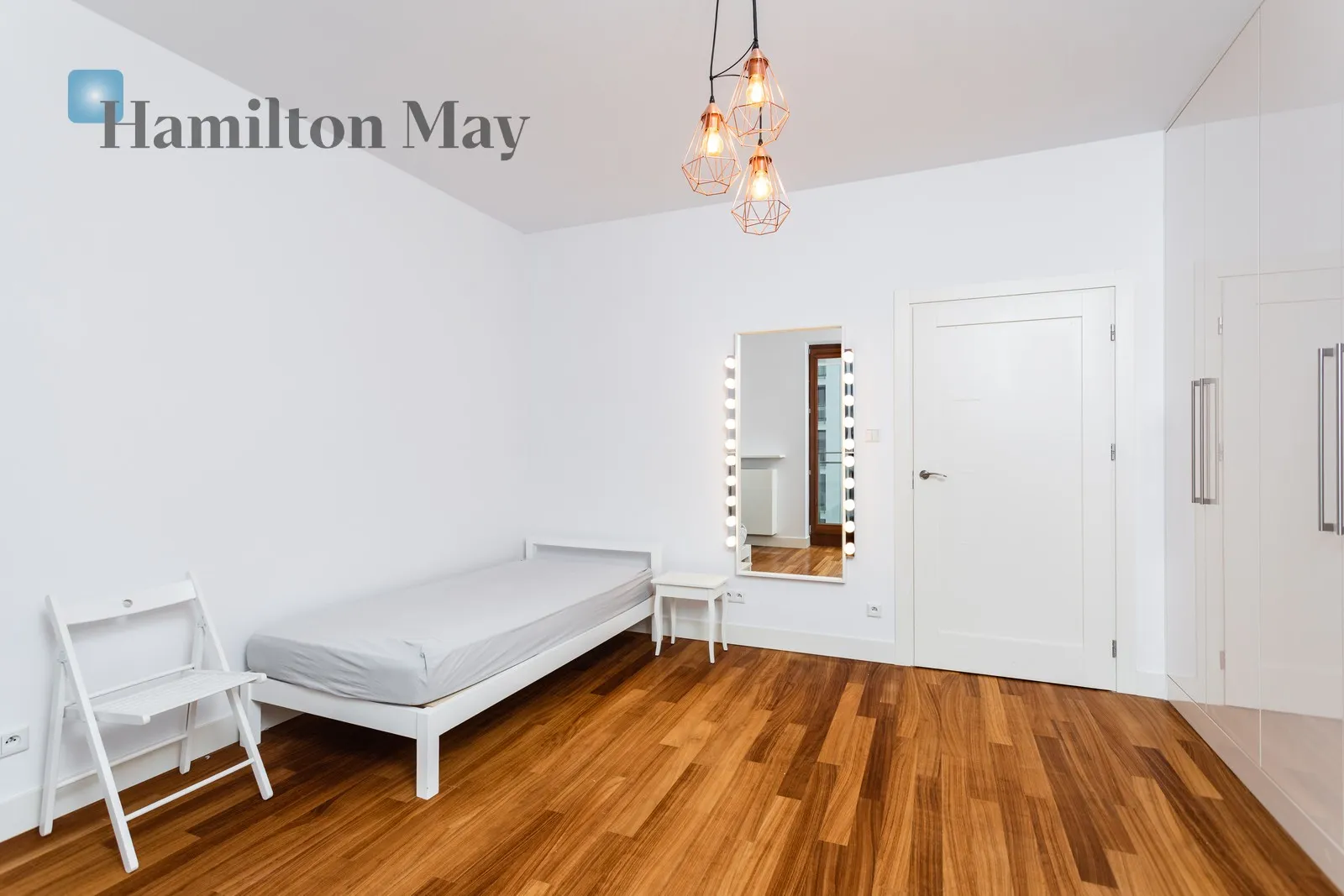 Region: Grzybowska 4, Warszawa Distance to centre: 1.09 km Level: 4 Price: 14500 PLN Bedrooms: 3 Bathrooms: 3 - slider