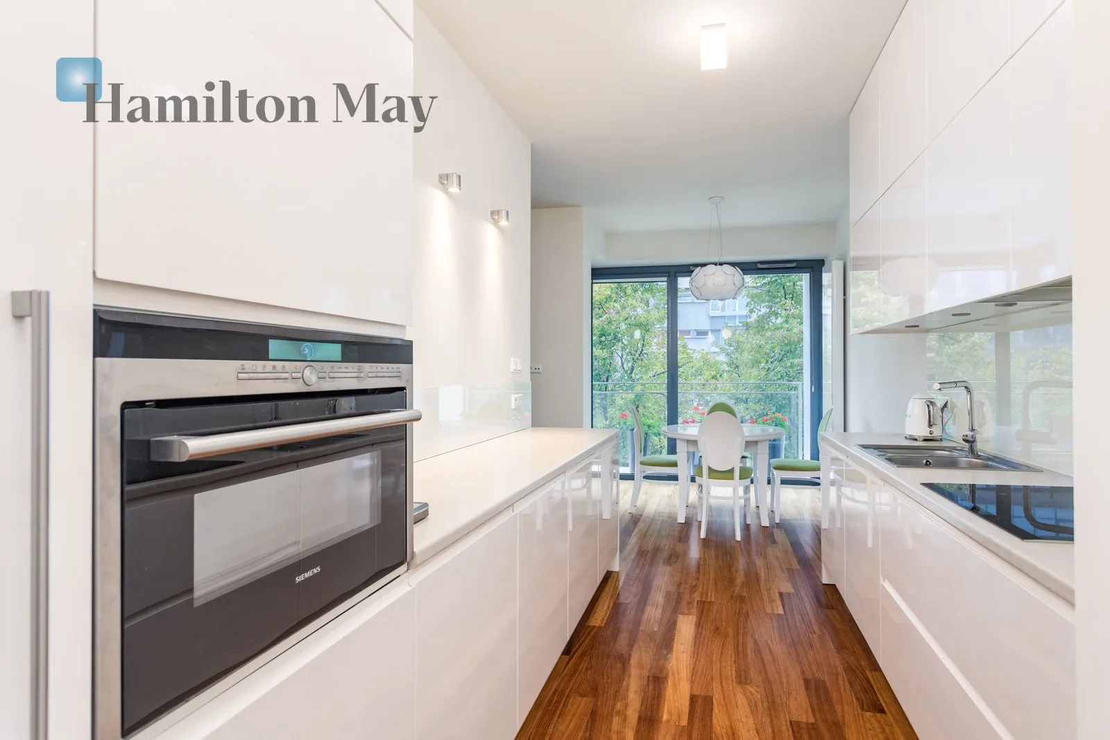 Street: Grzybowska Region: Grzybowska 4, Warszawa Distance to centre: 1.09 km Level: 4 Price: 14500 PLN Bedrooms: 3 Bathrooms: 3 Size: 140m2 - slider