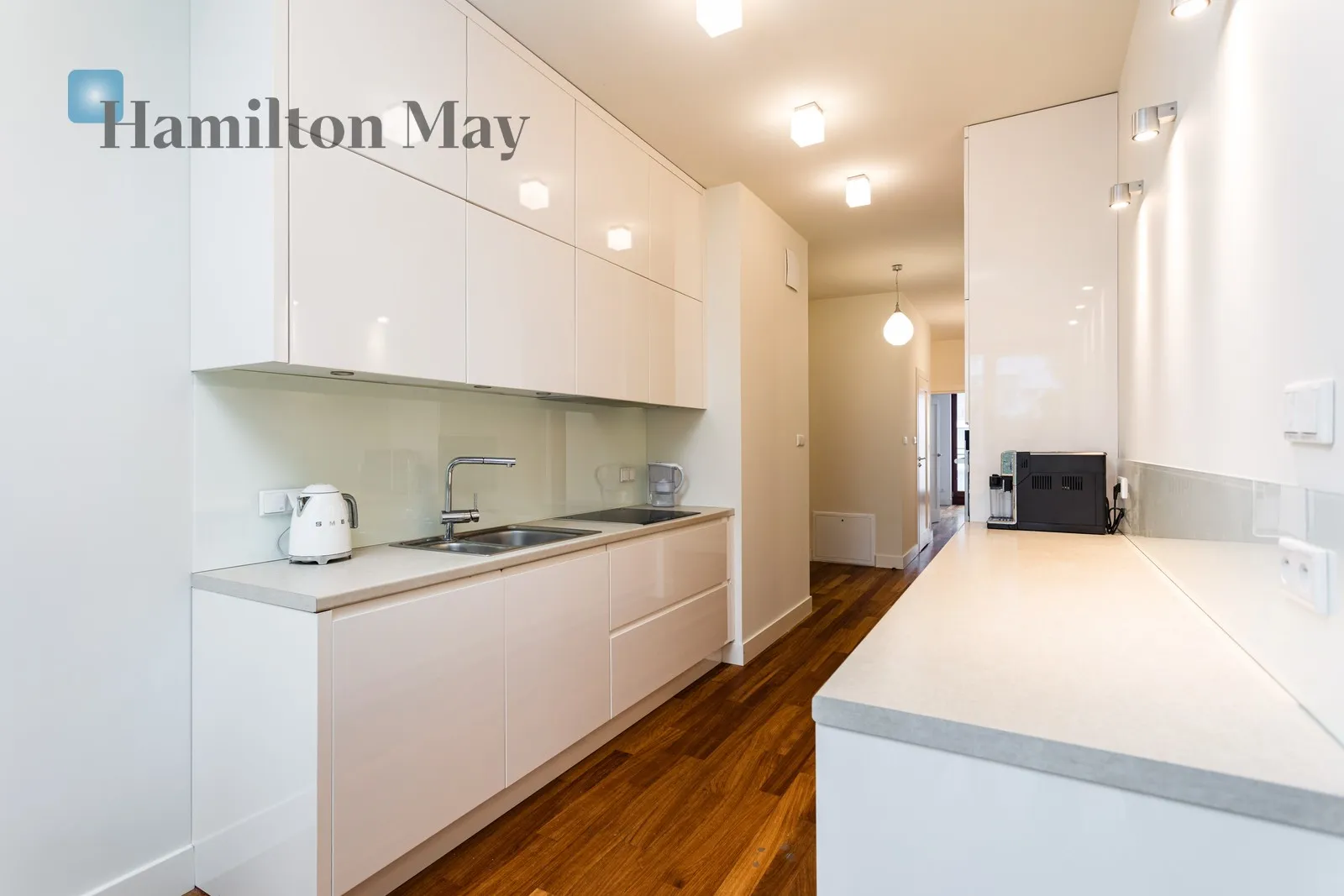 Region: Grzybowska 4, Warszawa Distance to centre: 1.09 km Level: 4 Price: 14500 PLN Bedrooms: 3 Bathrooms: 3 Size: 140m2 Price/m2: 104 PLN - slider