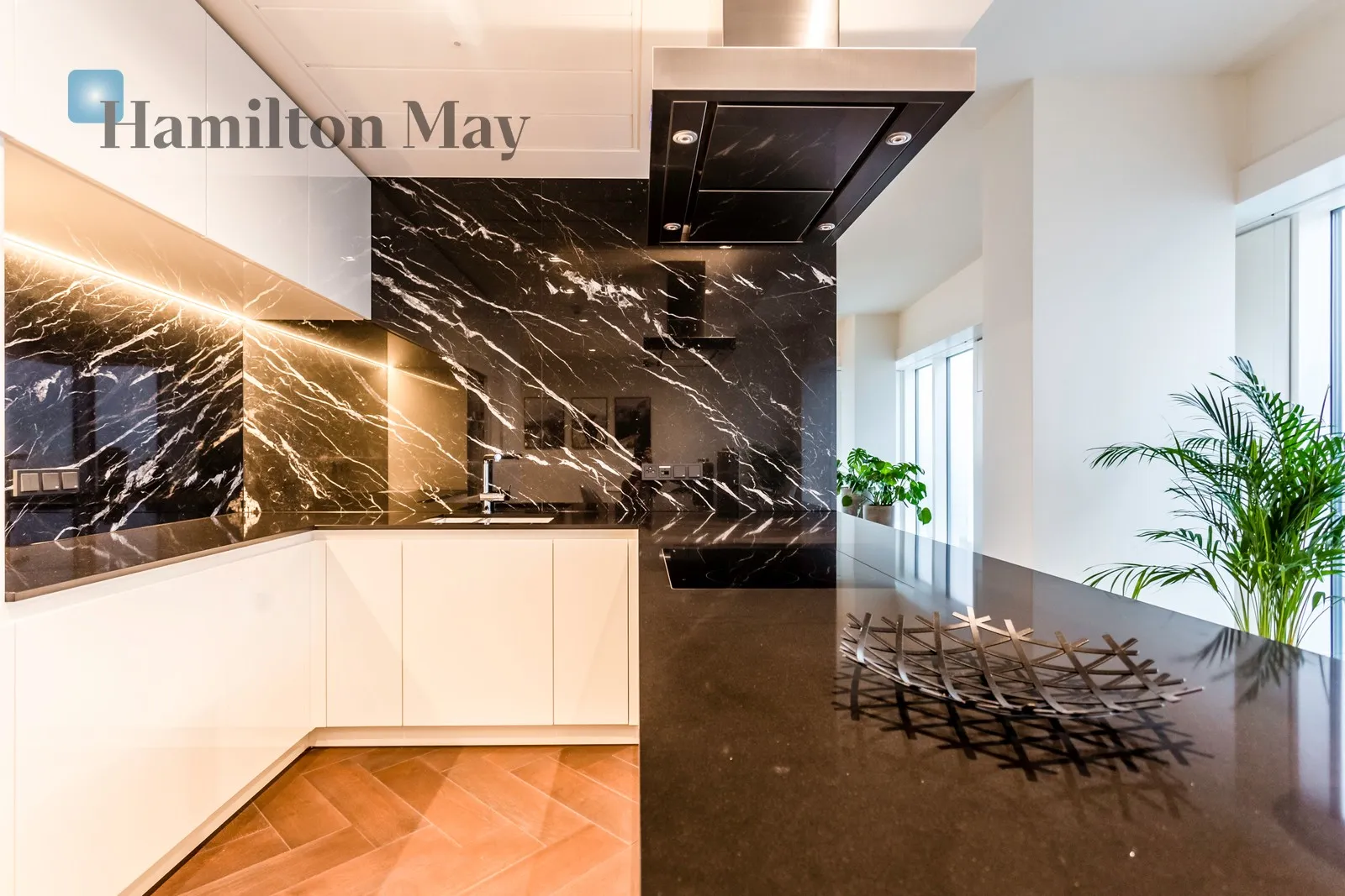 Region: Śródmieście Subregion: Śródmieście Północne Distance to centre: 0.65 km Level: 25 Price: 33000 PLN Bedrooms: 2 Bathrooms: 2 Size: 176m2 - slider