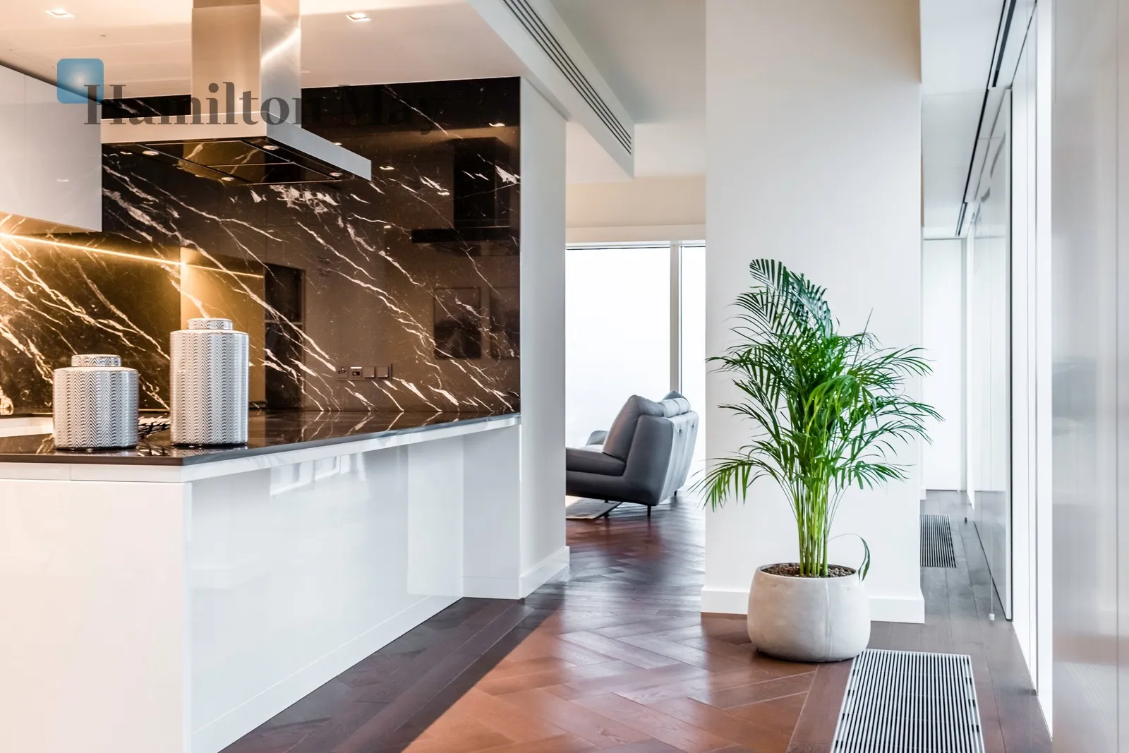 City: Warszawa Street: Złota Region: Śródmieście Subregion: Śródmieście Północne Distance to centre: 0.65 km Level: 25 Price: 33000 PLN - slider