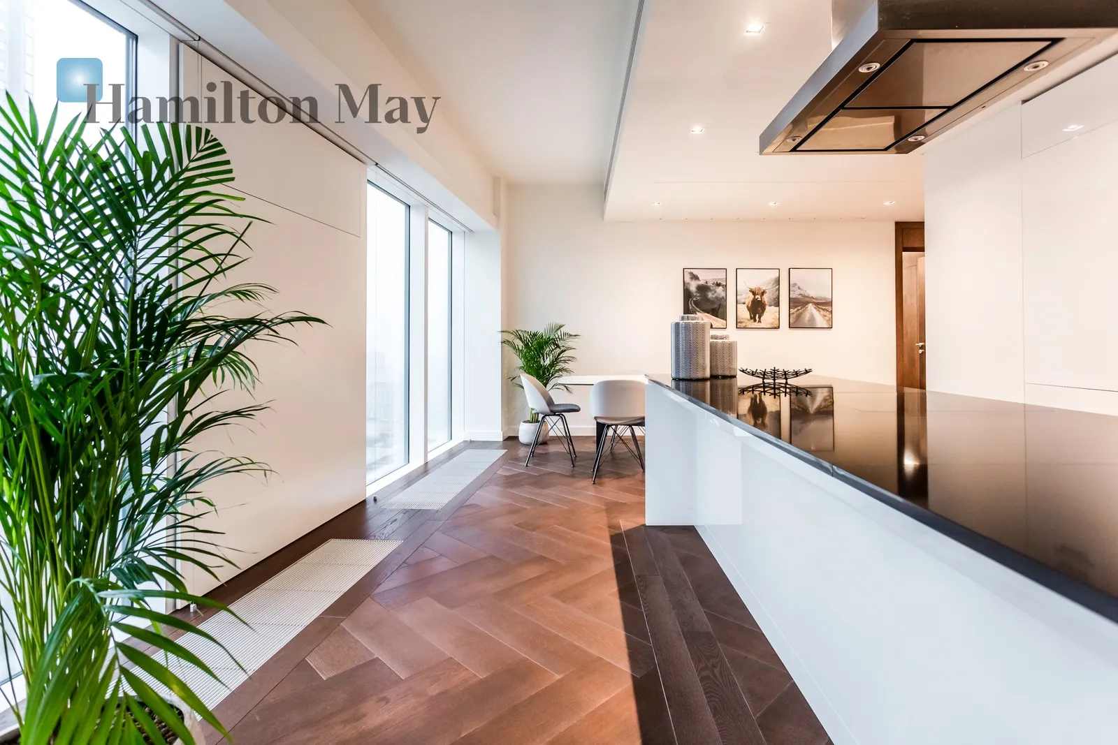 Distance to centre: 0.65 km Level: 25 Price: 33000 PLN Bedrooms: 2 Bathrooms: 2 Size: 176m2 Price/m2: 188 PLN - slider