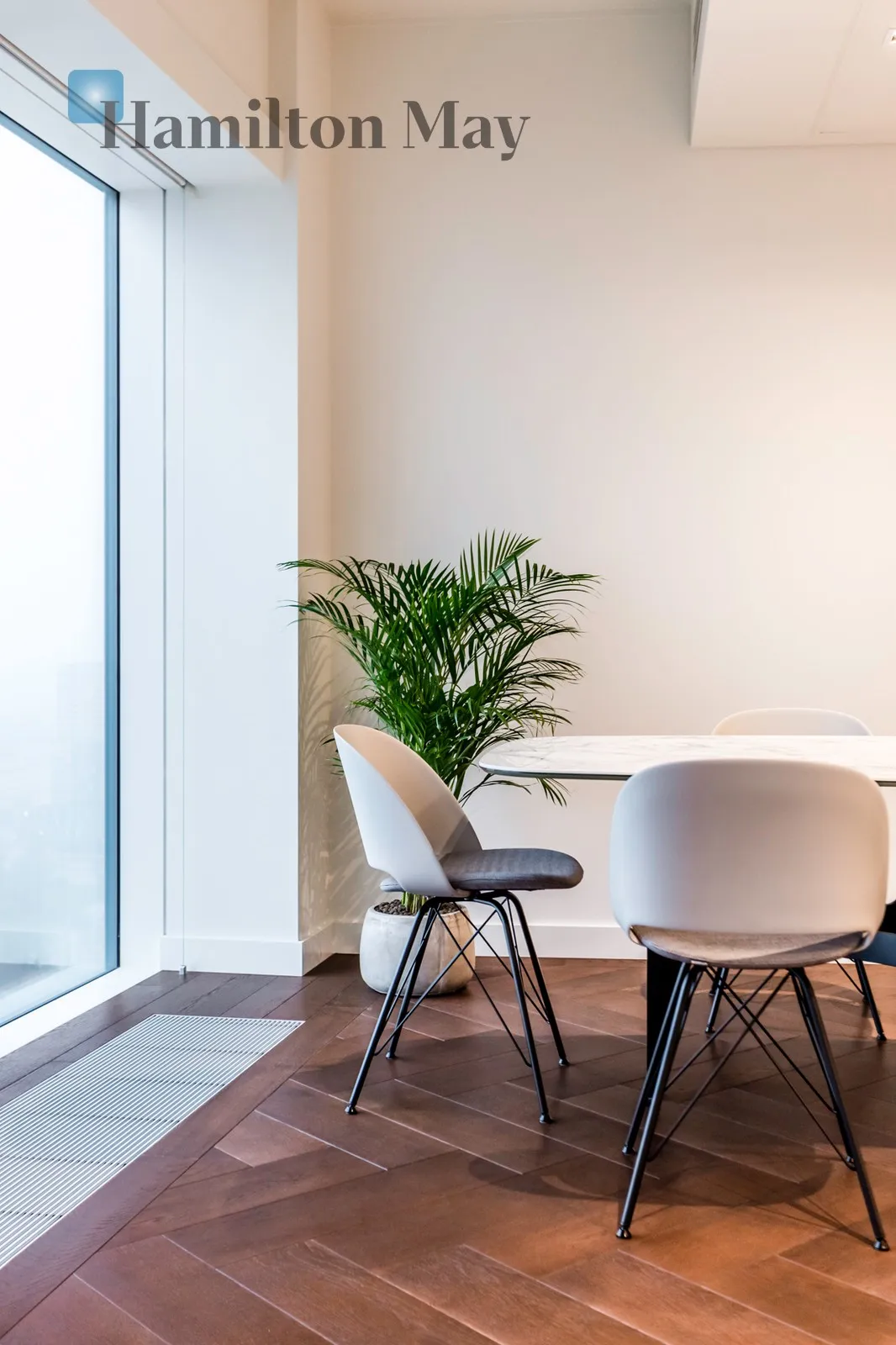 Street: Złota Region: Śródmieście Subregion: Śródmieście Północne Distance to centre: 0.65 km Level: 25 Price: 33000 PLN Bedrooms: 2 Bathrooms: 2 - slider