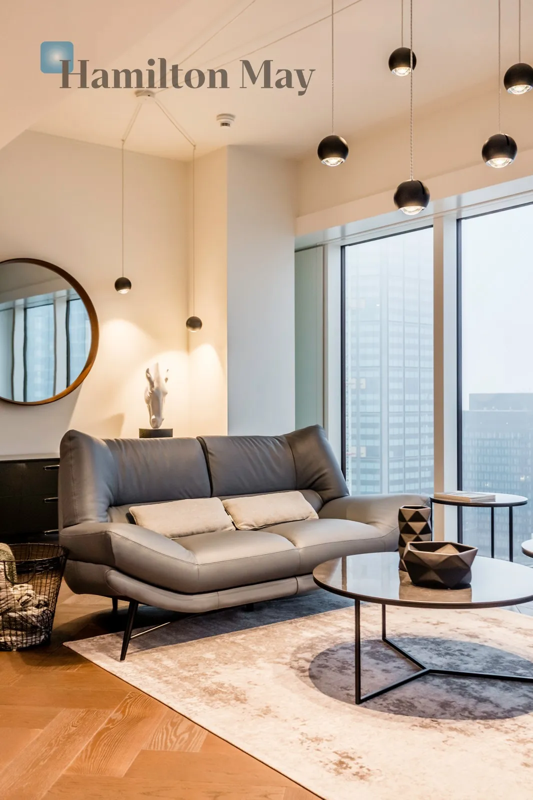 Street: Złota Region: Śródmieście Subregion: Śródmieście Północne Distance to centre: 0.65 km Level: 25 Price: 33000 PLN Bedrooms: 2 Bathrooms: 2 Size: 176m2 - slider