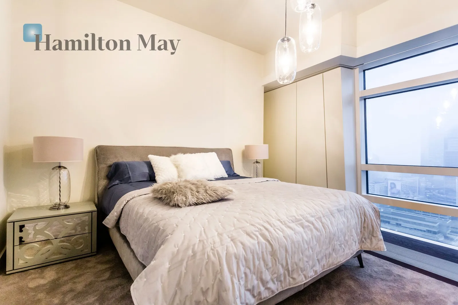 Street: Złota Region: Śródmieście Subregion: Śródmieście Północne Distance to centre: 0.65 km Level: 25 Price: 33000 PLN Bedrooms: 2 - slider