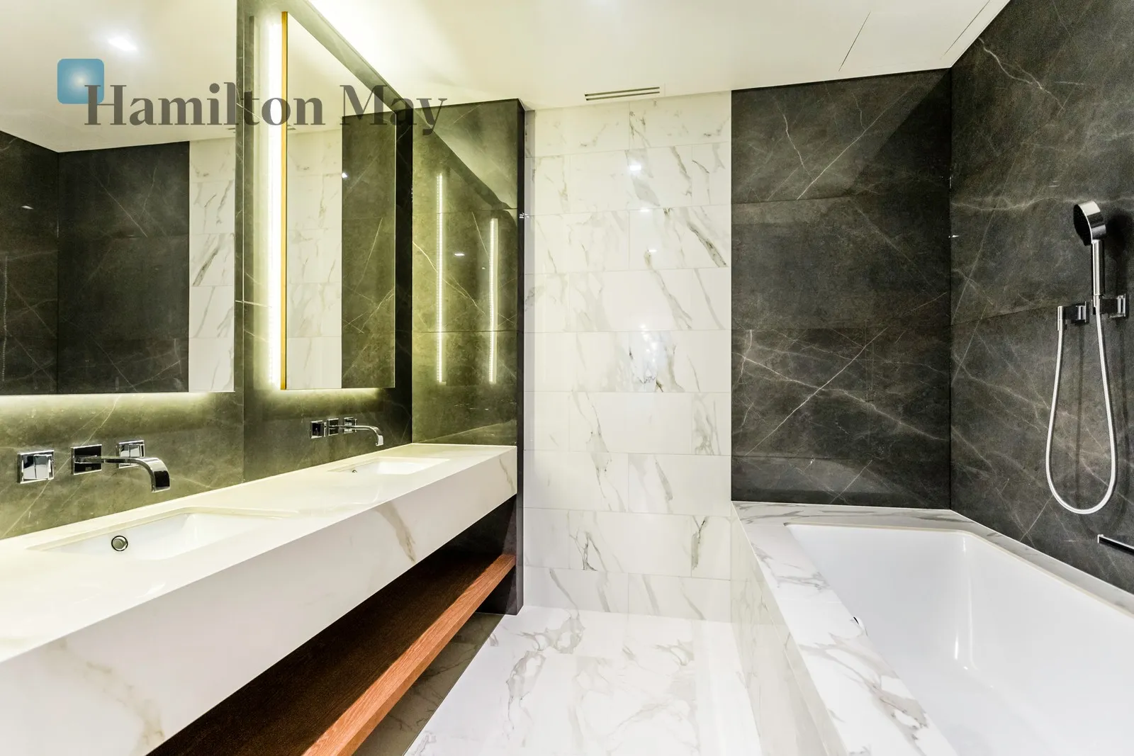 Distance to centre: 0.65 km Level: 25 Price: 33000 PLN Bedrooms: 2 Bathrooms: 2 Size: 176m2 - slider