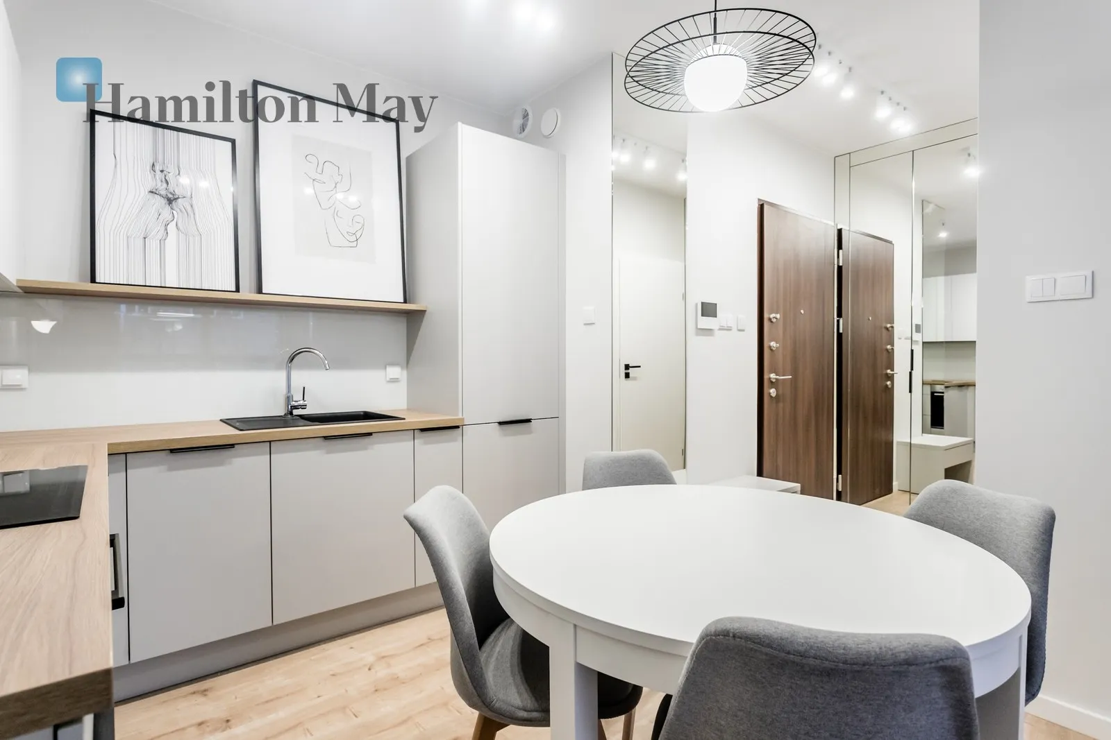 City: Warszawa Street: Waliców Region: Wola Subregion: Mirów Distance to centre: 1.39 km Level: 3 Price: 4400 PLN Bedrooms: 1 Bathrooms: 1 Size: 35m2 - slider