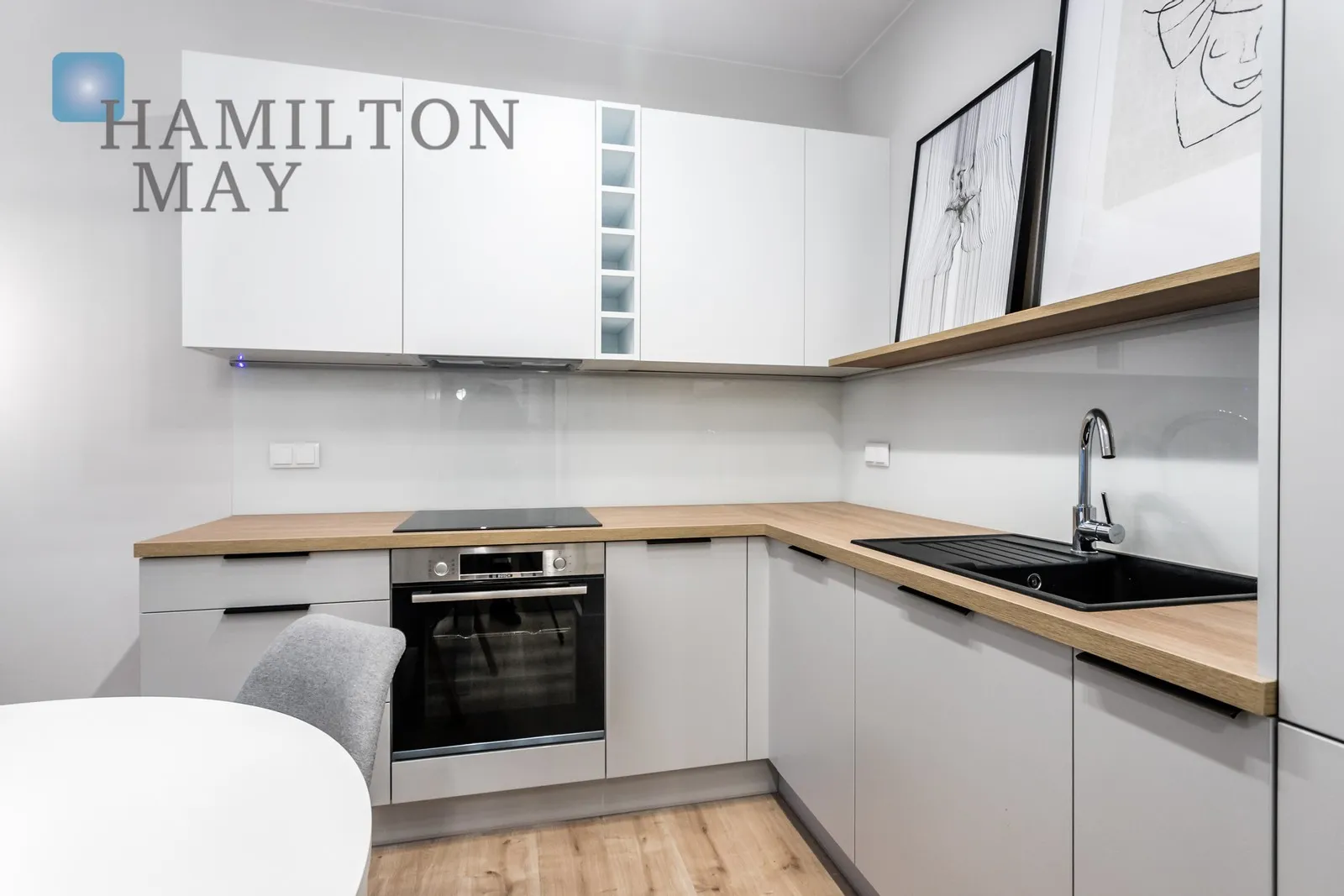 City: Warszawa Street: Waliców Region: Wola Subregion: Mirów Distance to centre: 1.39 km Level: 3 Price: 4400 PLN Bedrooms: 1 Bathrooms: 1 - slider