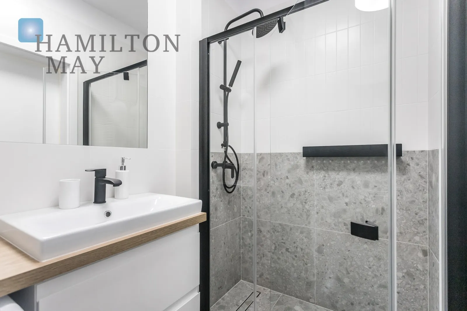 Street: Waliców Region: Wola Subregion: Mirów Distance to centre: 1.39 km Level: 3 Price: 4400 PLN Bedrooms: 1 - slider