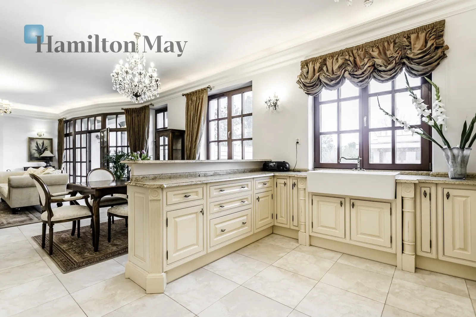 Street: Leszczyny Region: Mokotów Subregion: Stegny Distance to centre: 5.19 km Level: 2 Price: 18000 PLN Bedrooms: 3 Bathrooms: 3 - slider