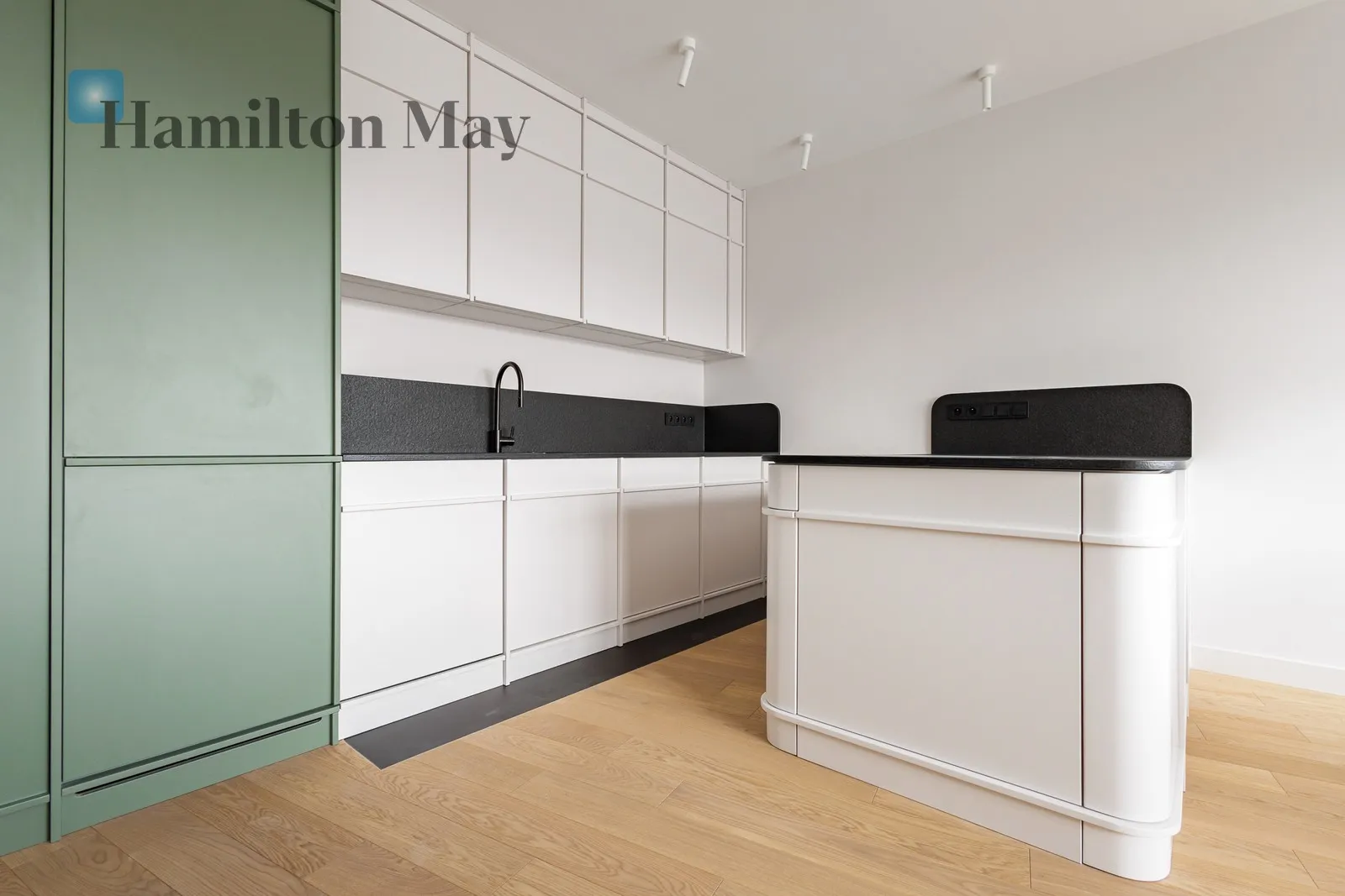 Street: Stefana Okrzei Region: Praga-Północ Distance to centre: 2.76 km Level: 5 Price: 10800 PLN Bedrooms: 2 Bathrooms: 1 Size: 70m2 Price/m2: 154 PLN - slider