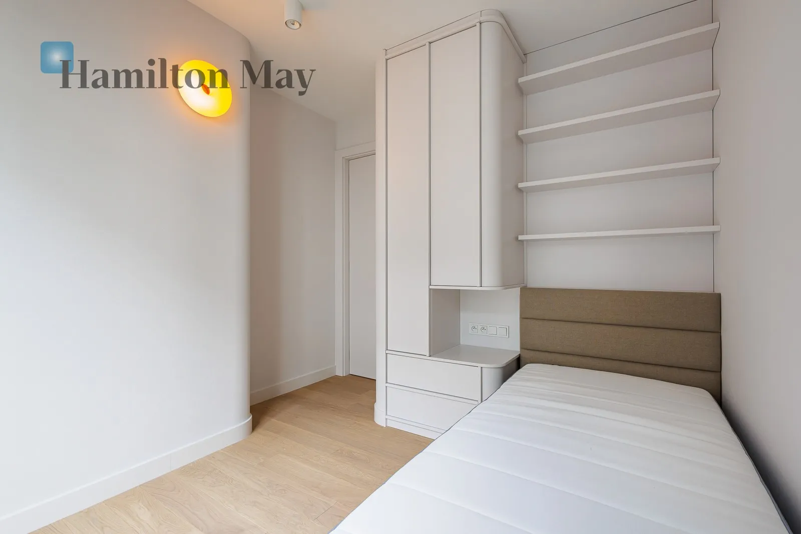 Subregion: Stara Praga Distance to centre: 2.76 km Level: 5 Price: 10800 PLN Bedrooms: 2 Bathrooms: 1 Size: 70m2 - slider