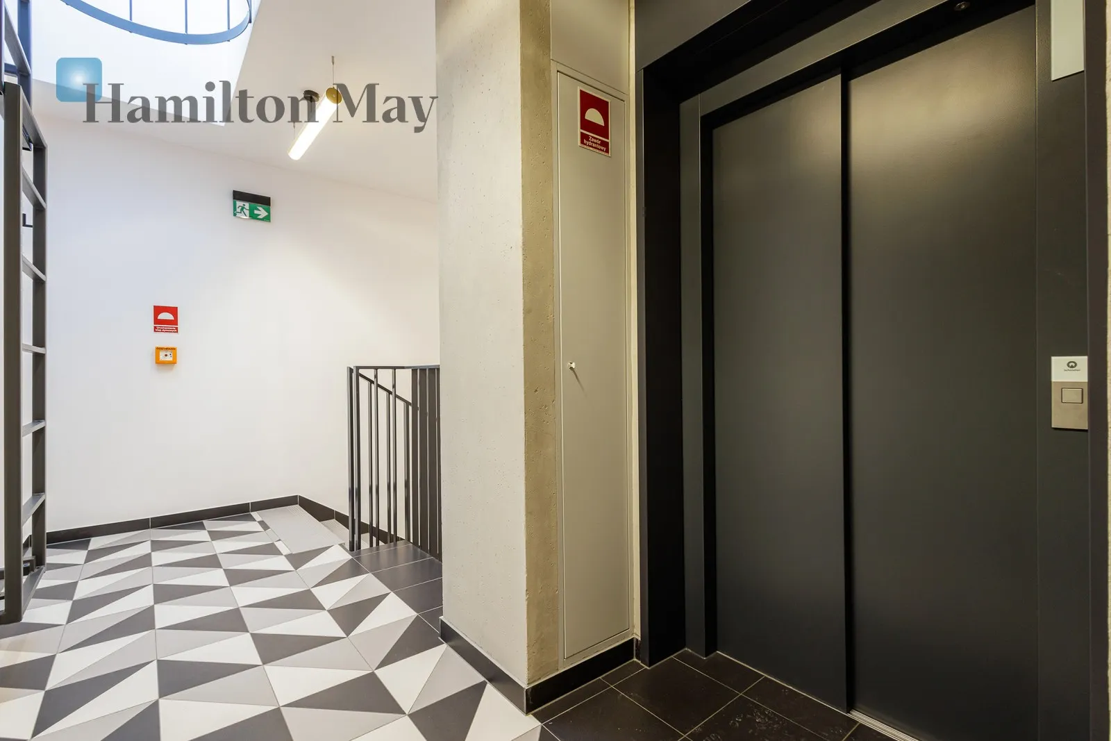 Street: Mariana Zdziechowskiego Region: Mokotów Distance to centre: 5.04 km Level: 8 Price: 3300 PLN Bedrooms: 0 - slider