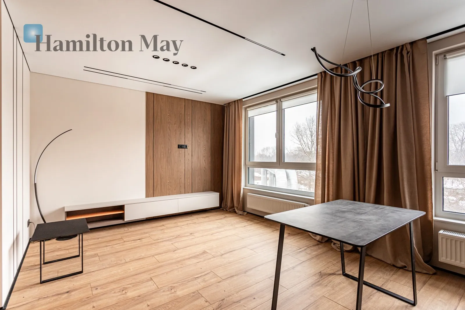 City: Warszawa Street: Janowiecka Region: Targówek Subregion: Elsnerów Distance to centre: 7.1 km Level: 3 Price: 1100000 PLN Bedrooms: 1 - slider